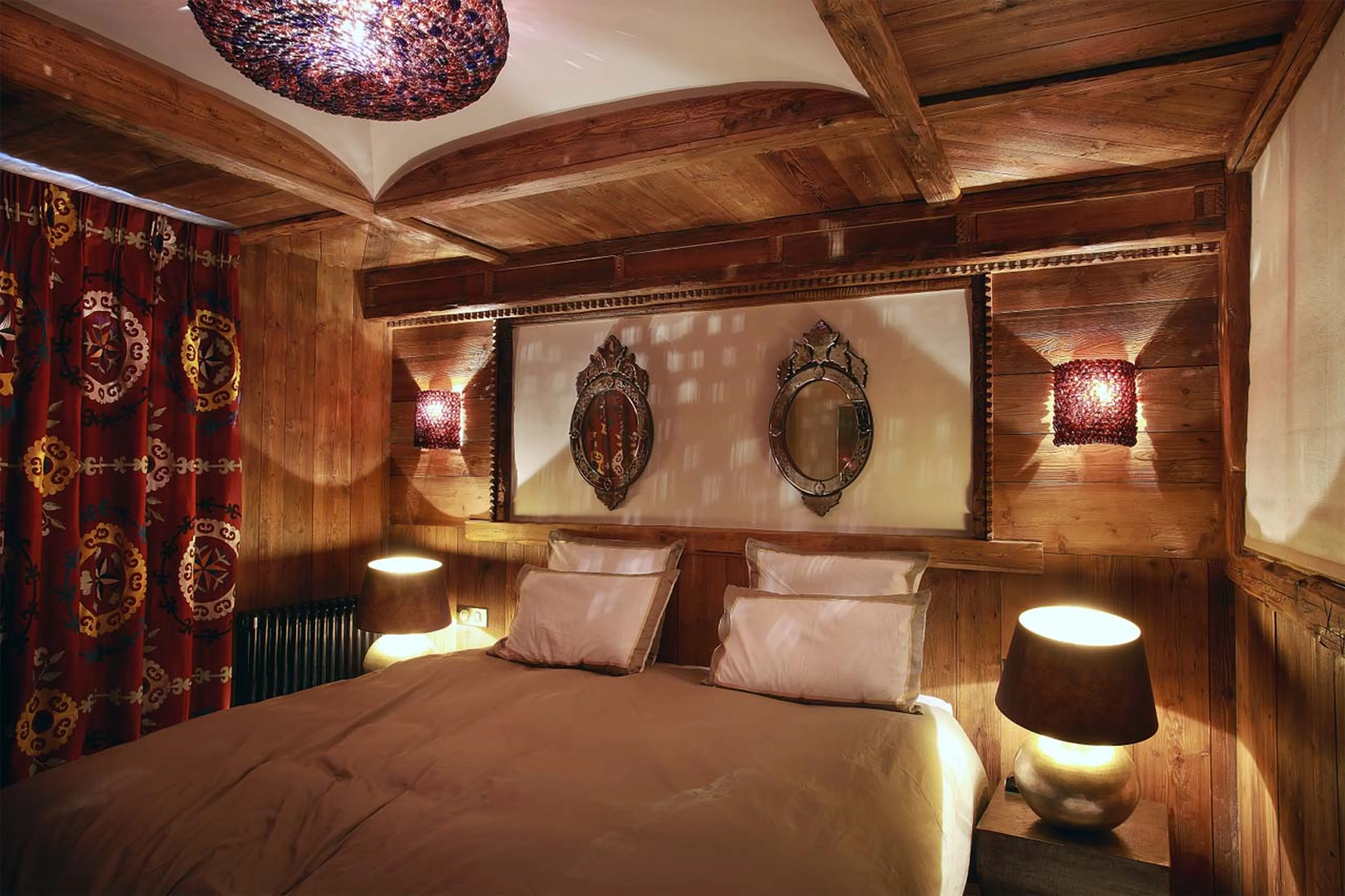 Double/twin bedroom with en suite shower room and terrace access in Chalet Marco Polo in Val d’ Iser