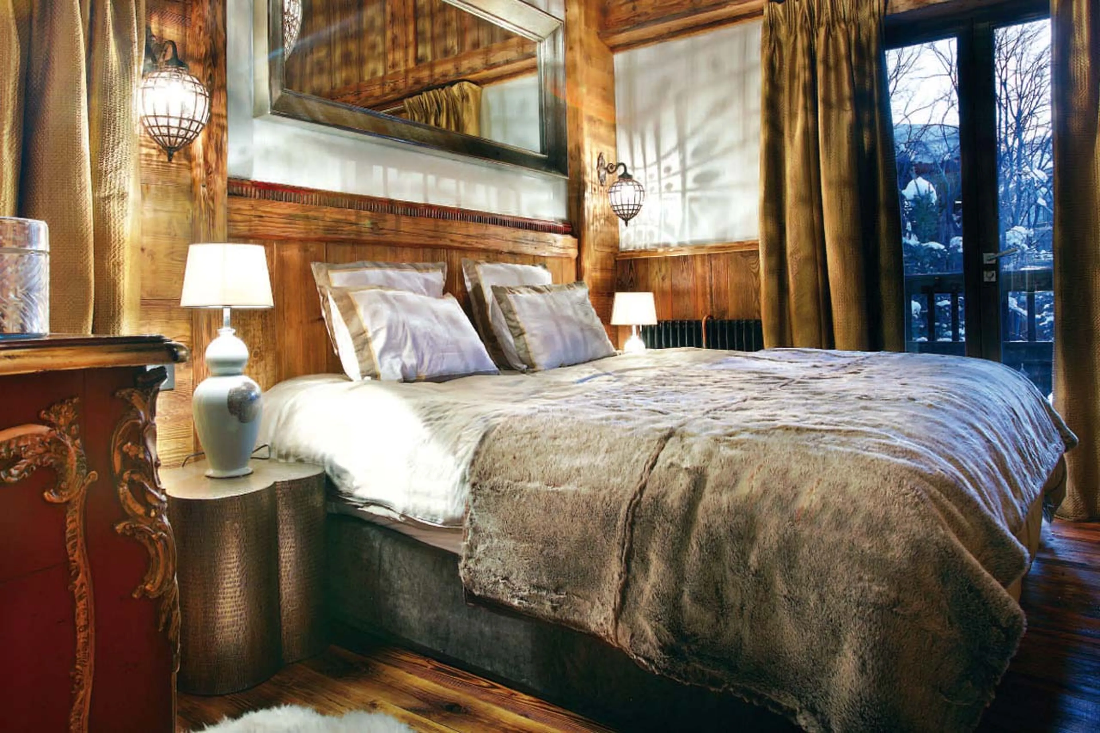 Double/twin en suite bedroom with terrace access and additional single bed in Chalet Marco Polo in V