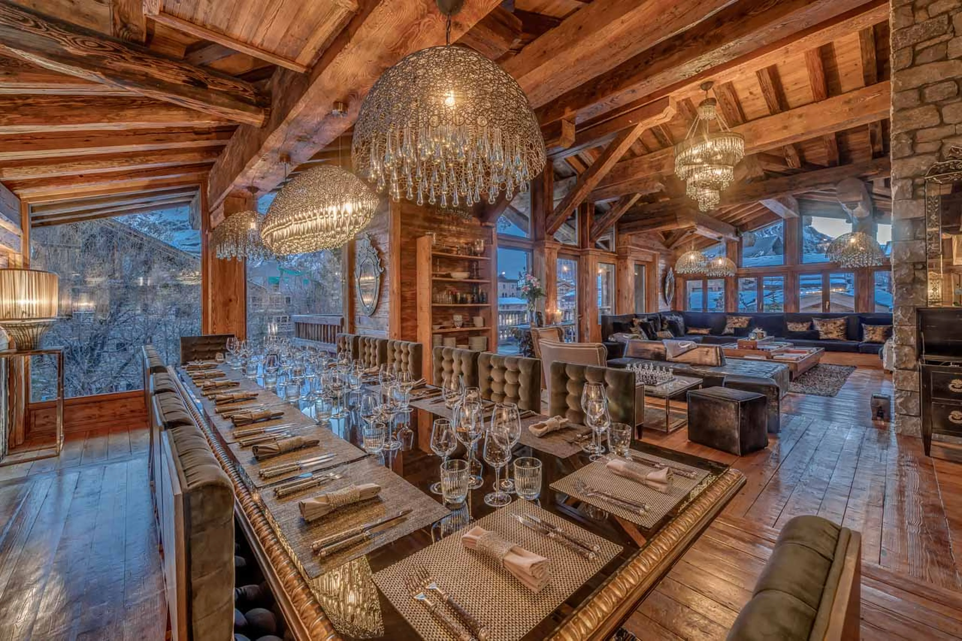 Dining area with elegant crystal chandeliers in Chalet Marco Polo in Val d’ Isere