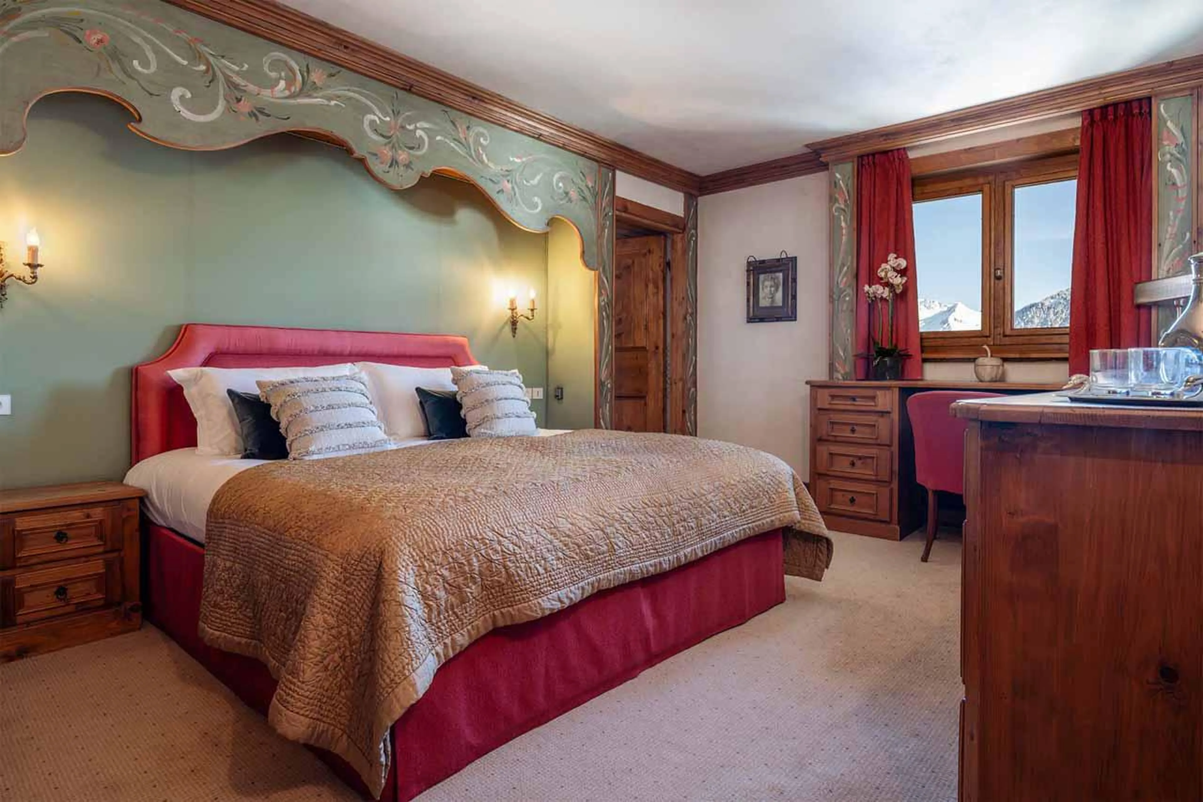 Double bedroom with en-suite bathroom in Chalet Margaux, Courchevel 1850
