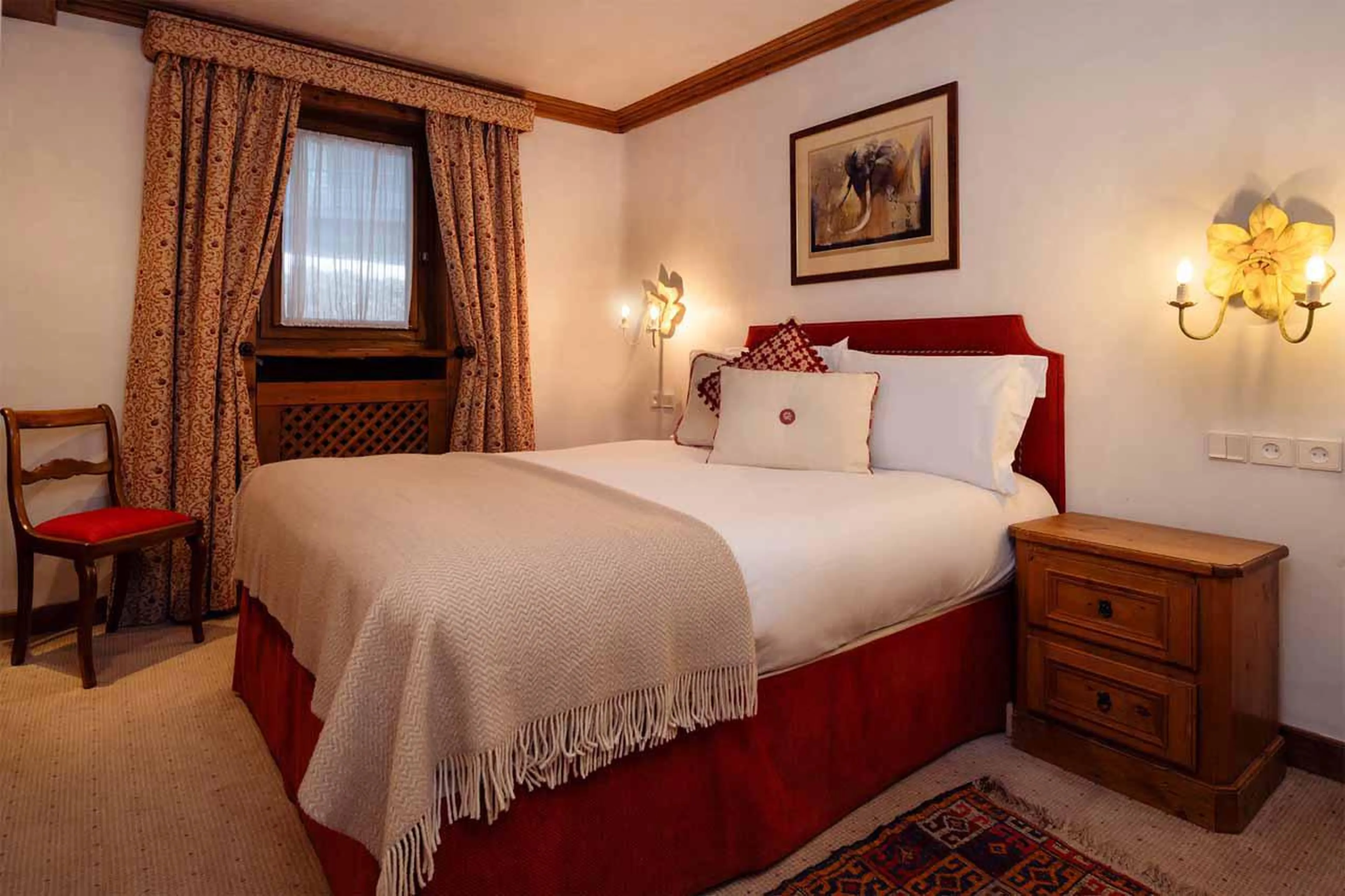 Double bedroom with en-suite bathroom in Chalet Margaux, Courchevel 1850