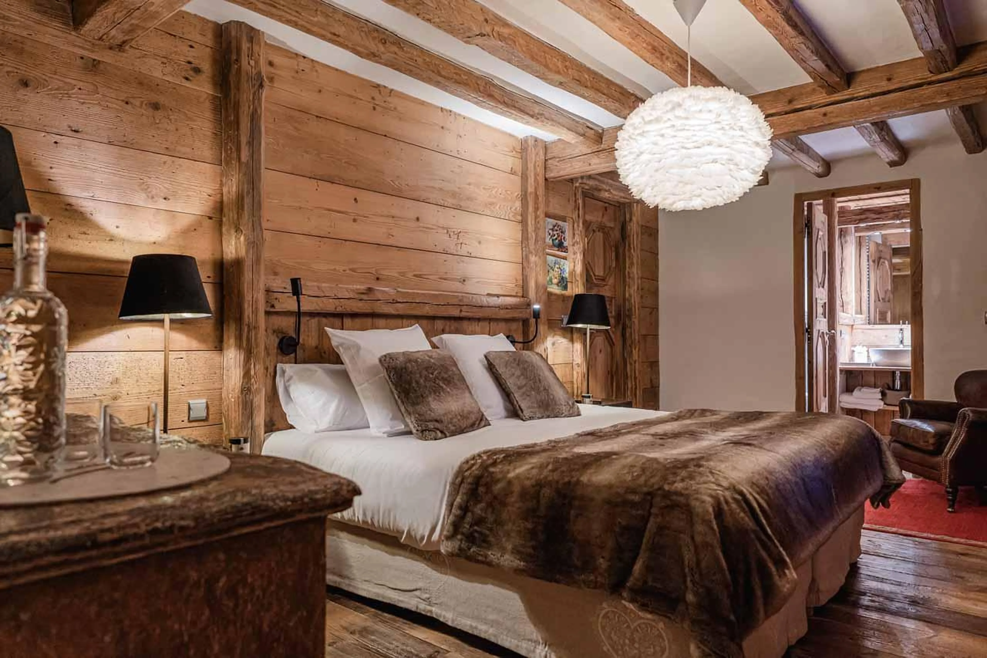 Double bedroom with en-suite bathroom in Chalet Marie, Val d'Isere