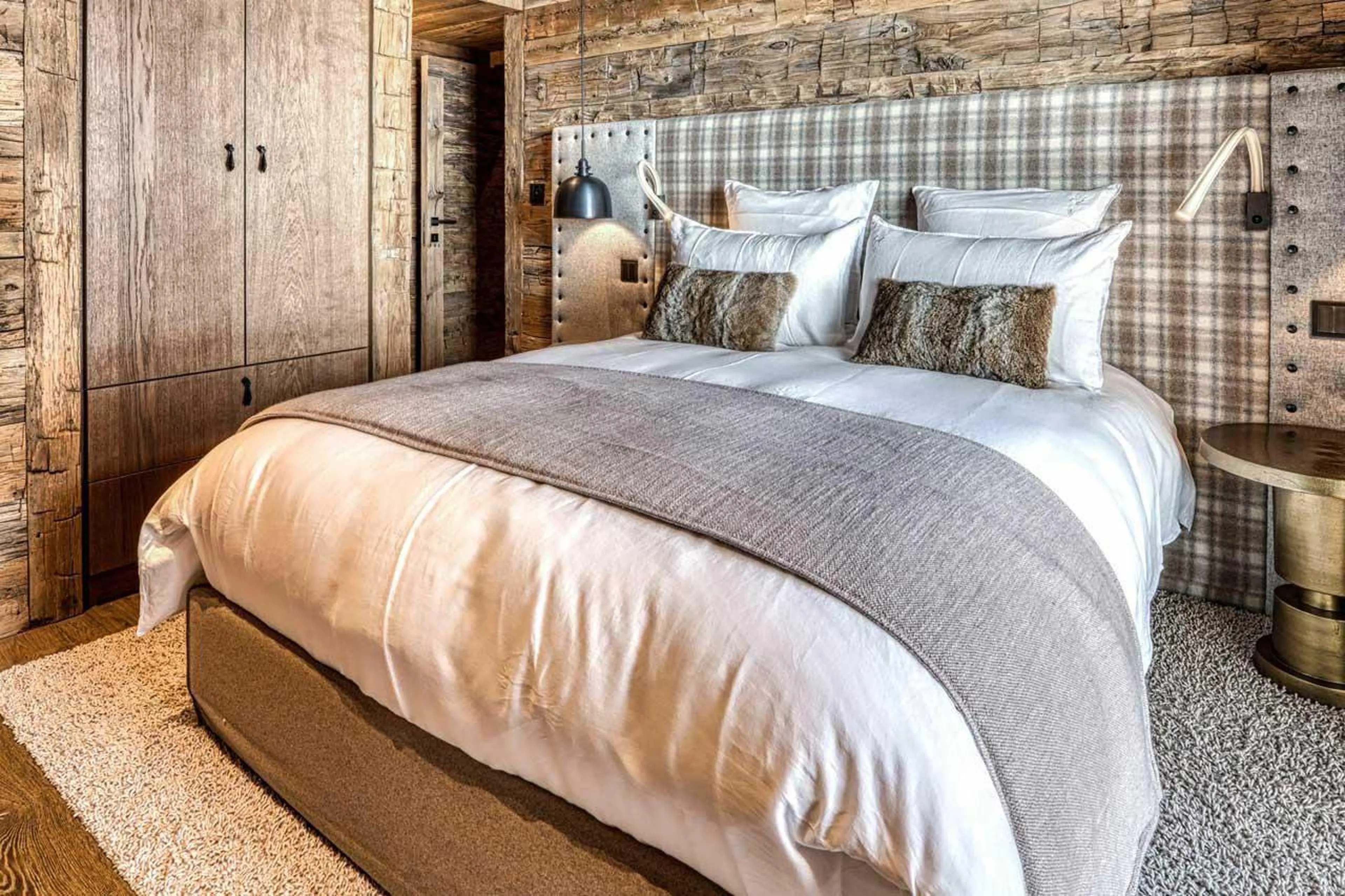 Double bedroom with built-in storage in Chalet Markhor, Val d'Isere