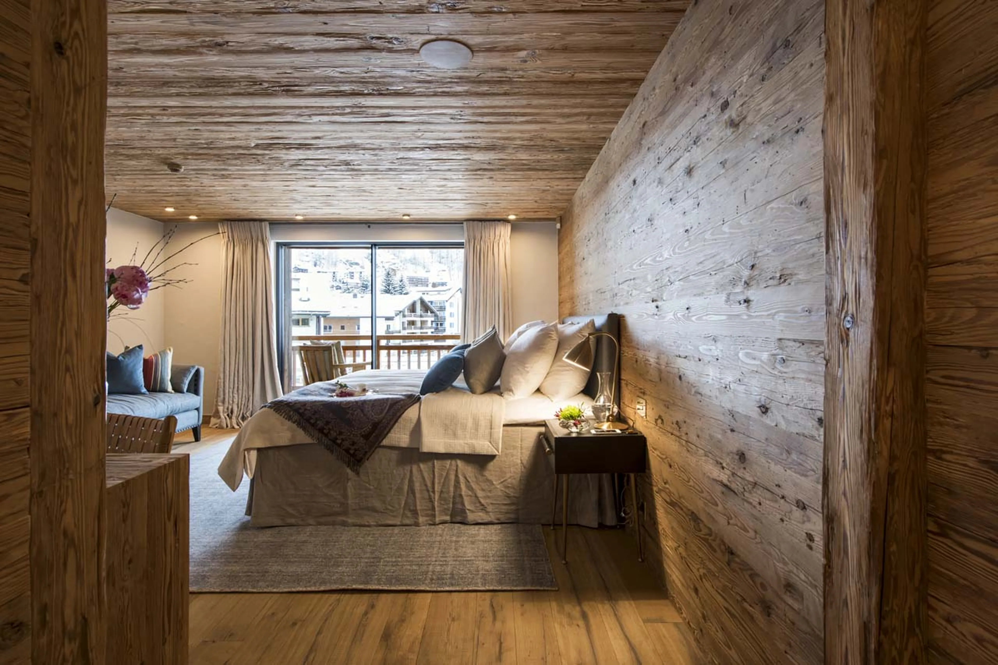 Second master bedroom with balcony in Chalet Mckinley in Zermatt