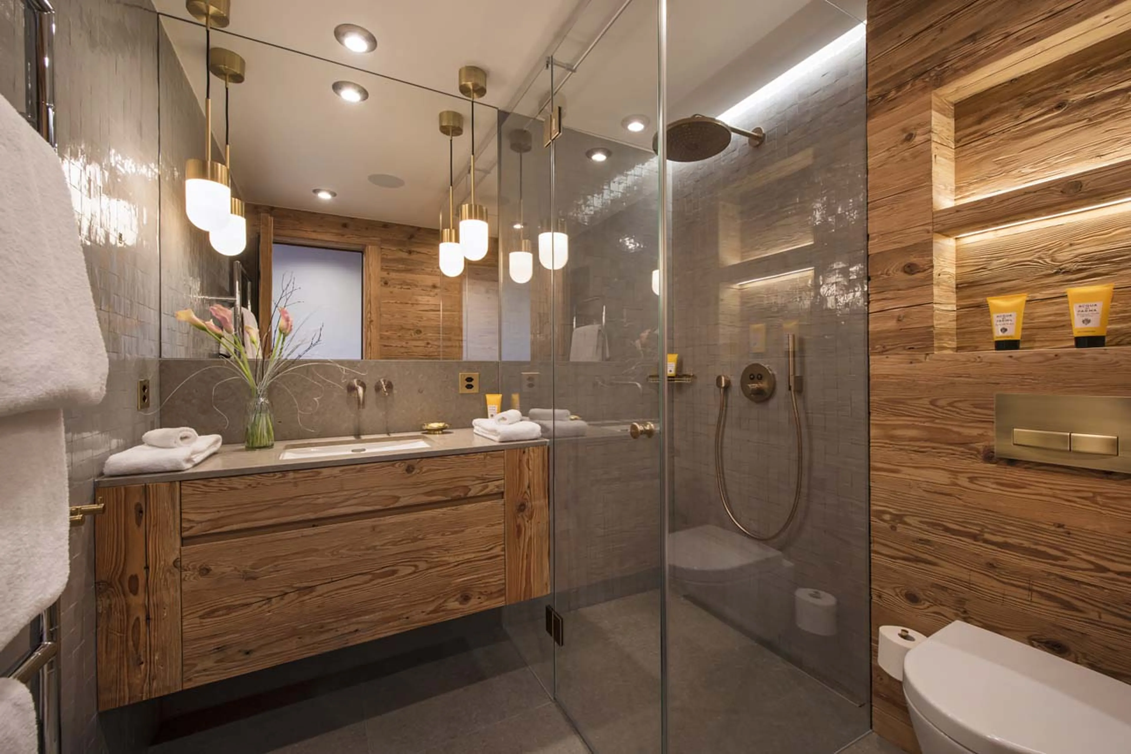 Second en-suite shower room in Chalet Mckinley in Zermatt