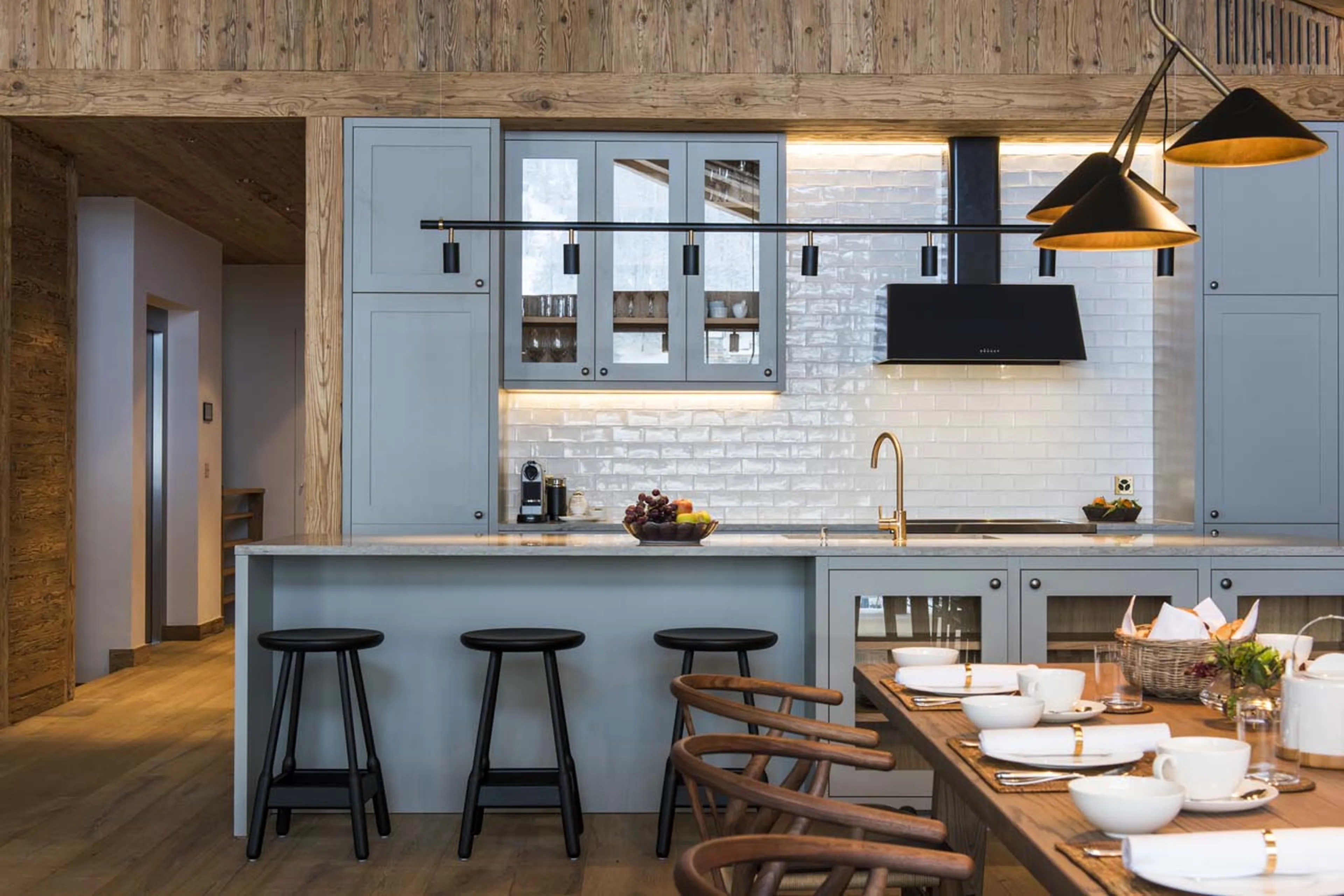 Kitchen with breakfast bar of Chalet Mckinley in Zermatt