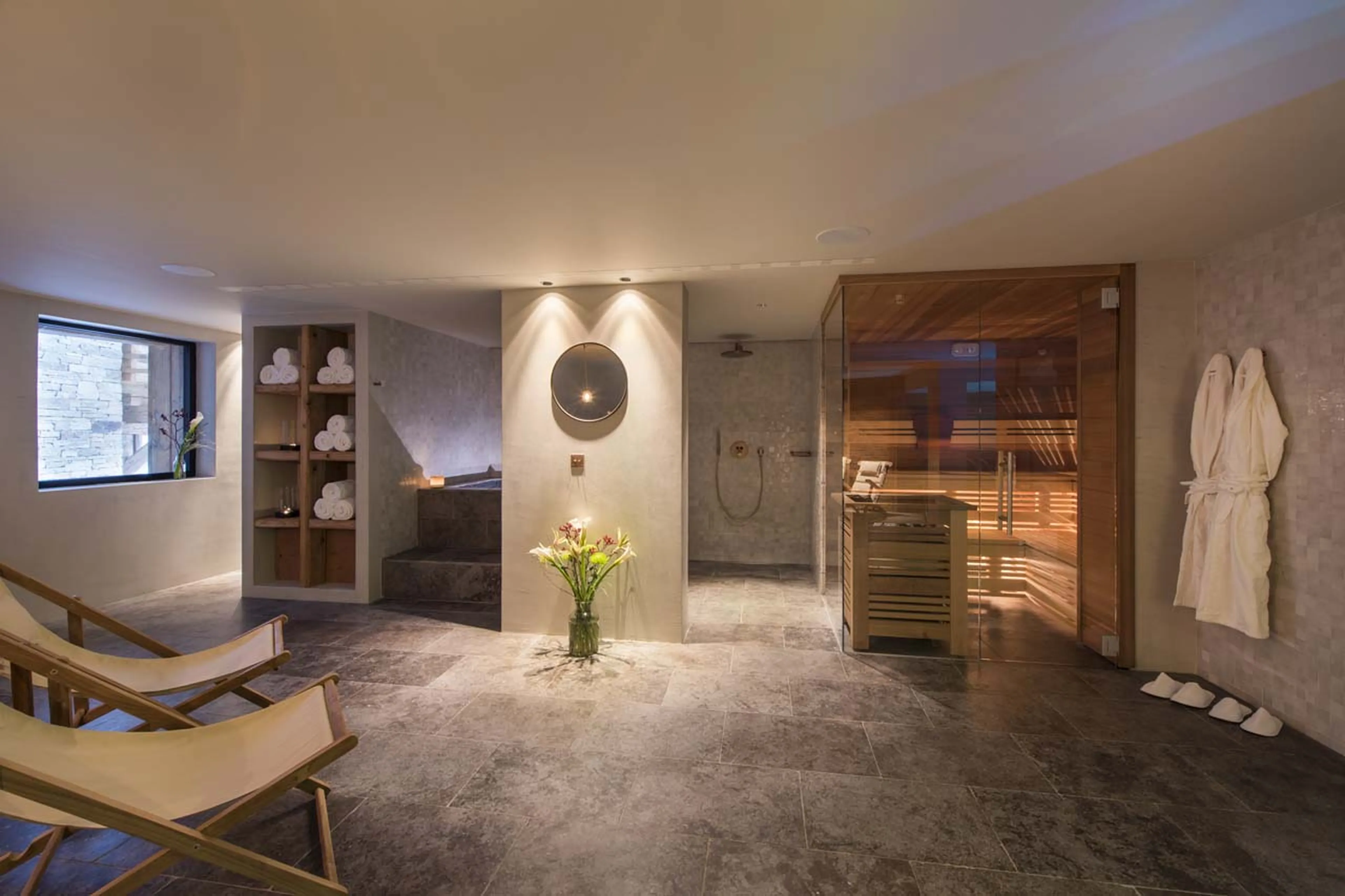 Plunge pool and sauna in Chalet Mckinley in Zermatt