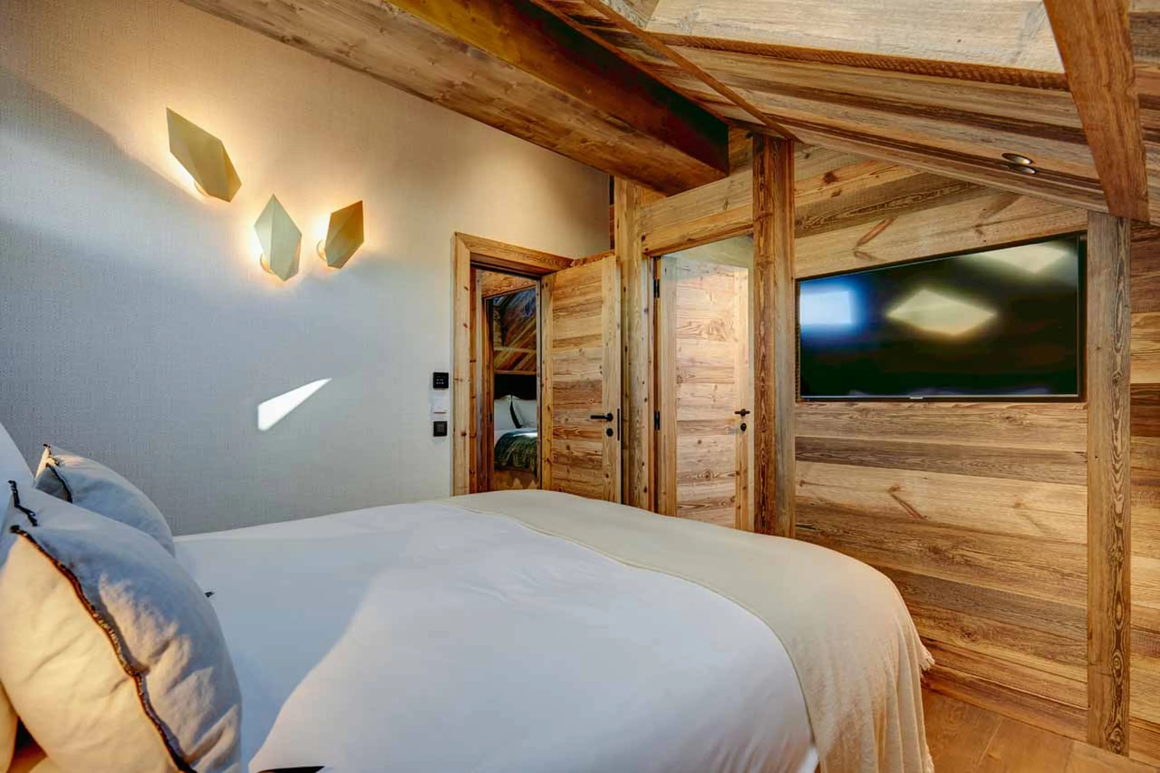 King-size bed at Chalet Menor in Meribel