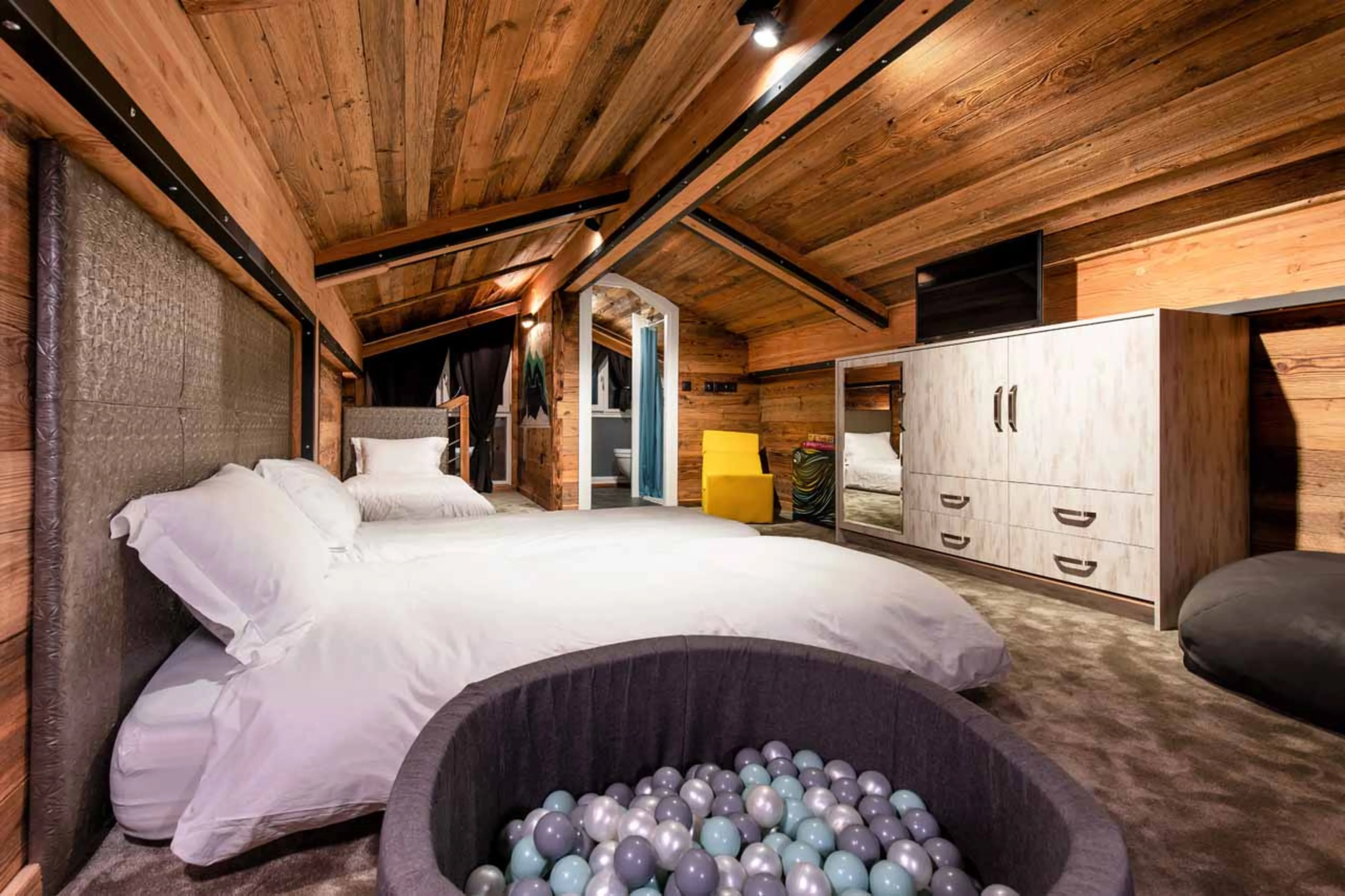 Ball pit in children's bedroom at Chalet Merveilles in Tignes