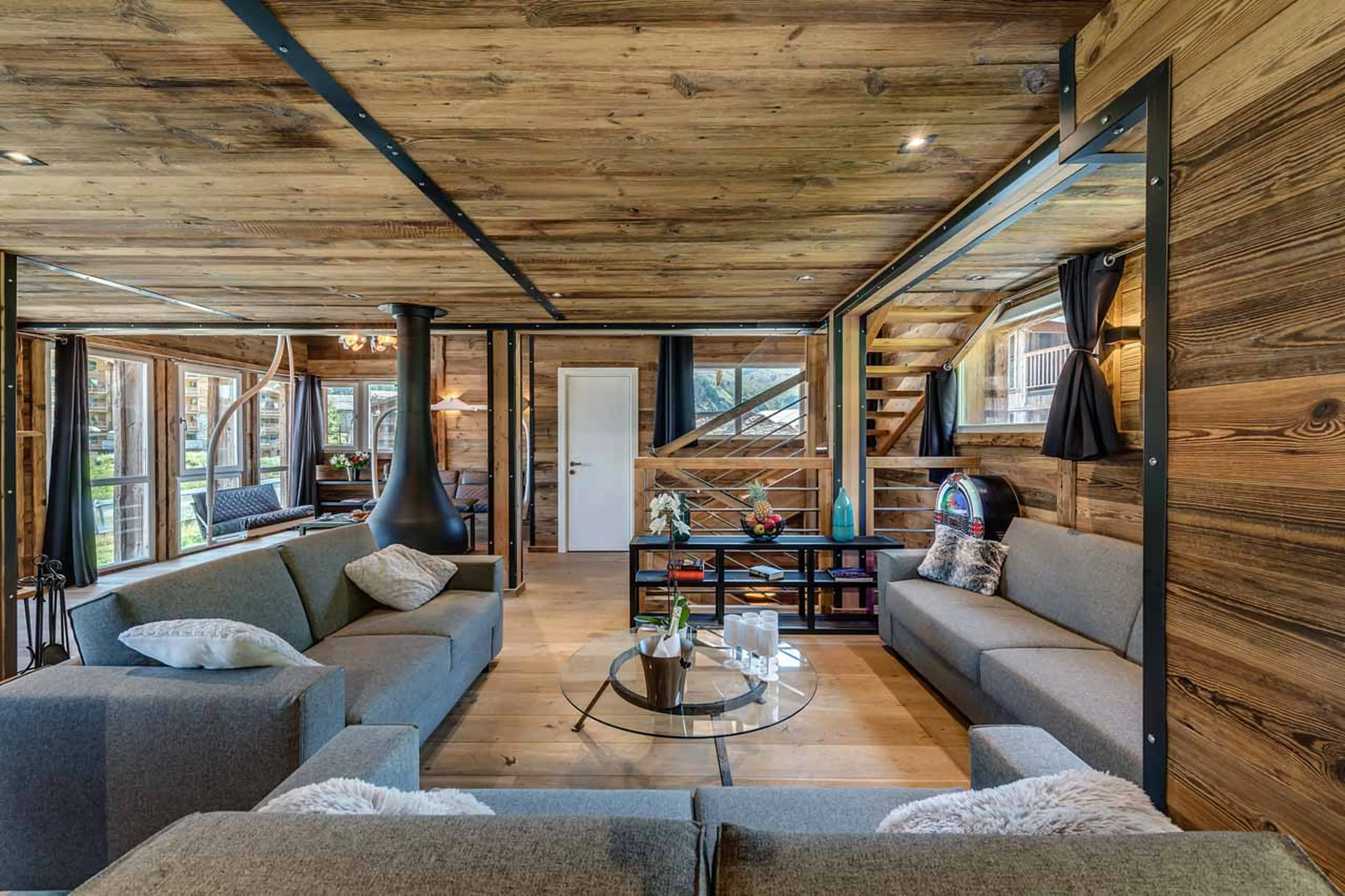 Lounge area with jukebox at Chalet Merveilles in Tignes