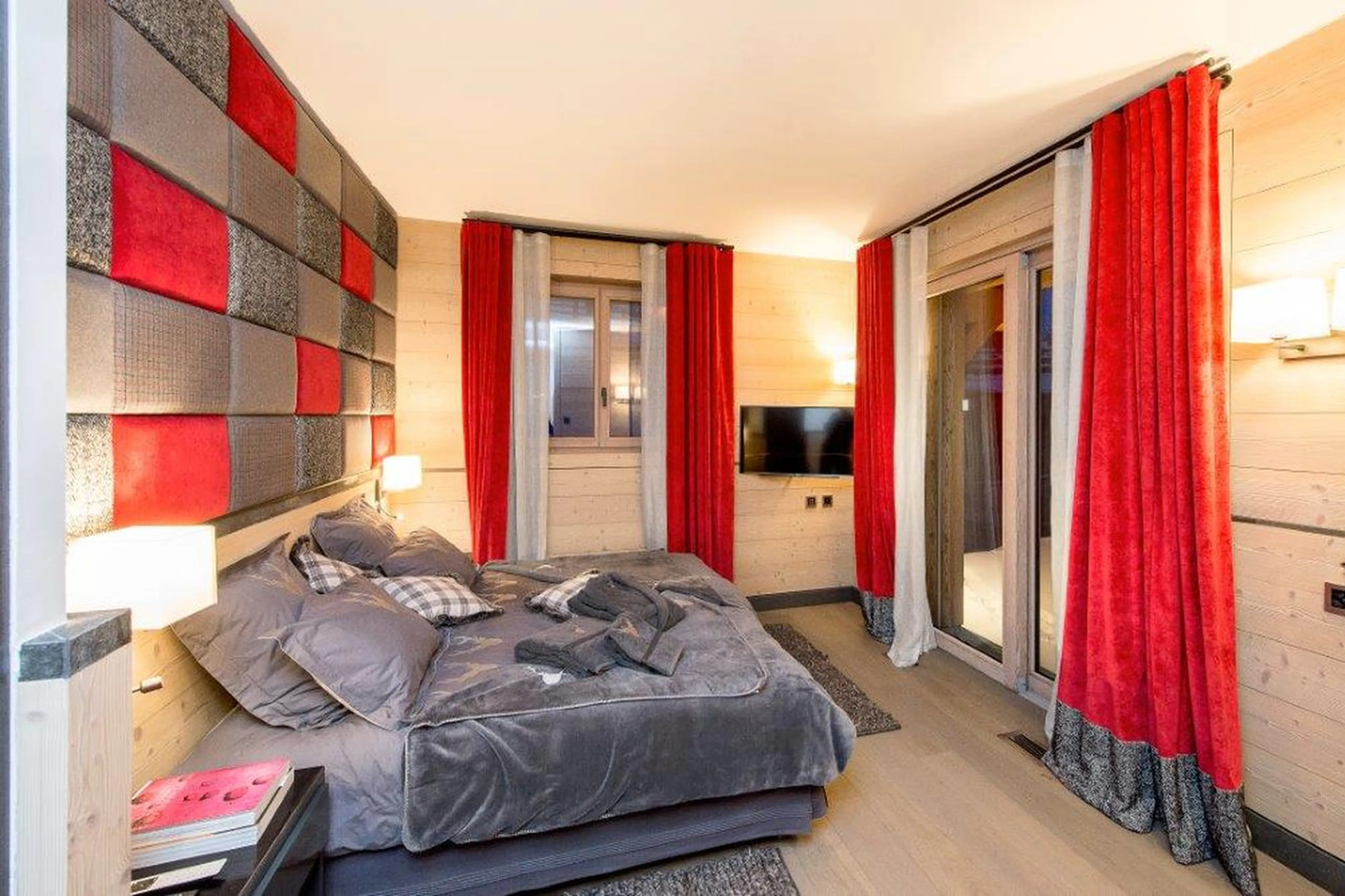 Double bedroom with en-suite shower room in Apartment Aminona in Chalet Migui in Crans-Montana
