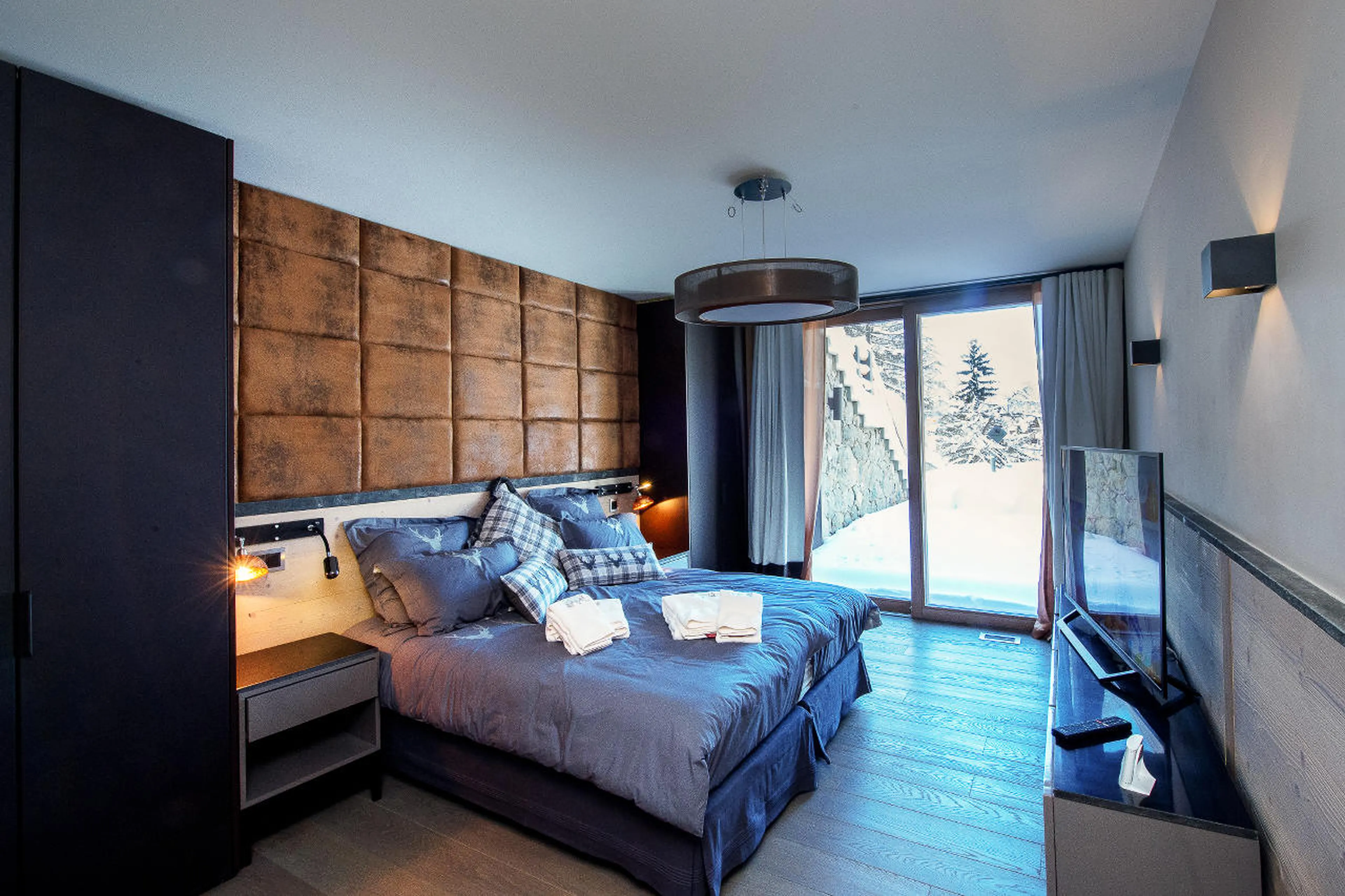 Double bedroom, en-suite bathroom and terrace access in Apartment La Toula in Chalet Migui in Crans-