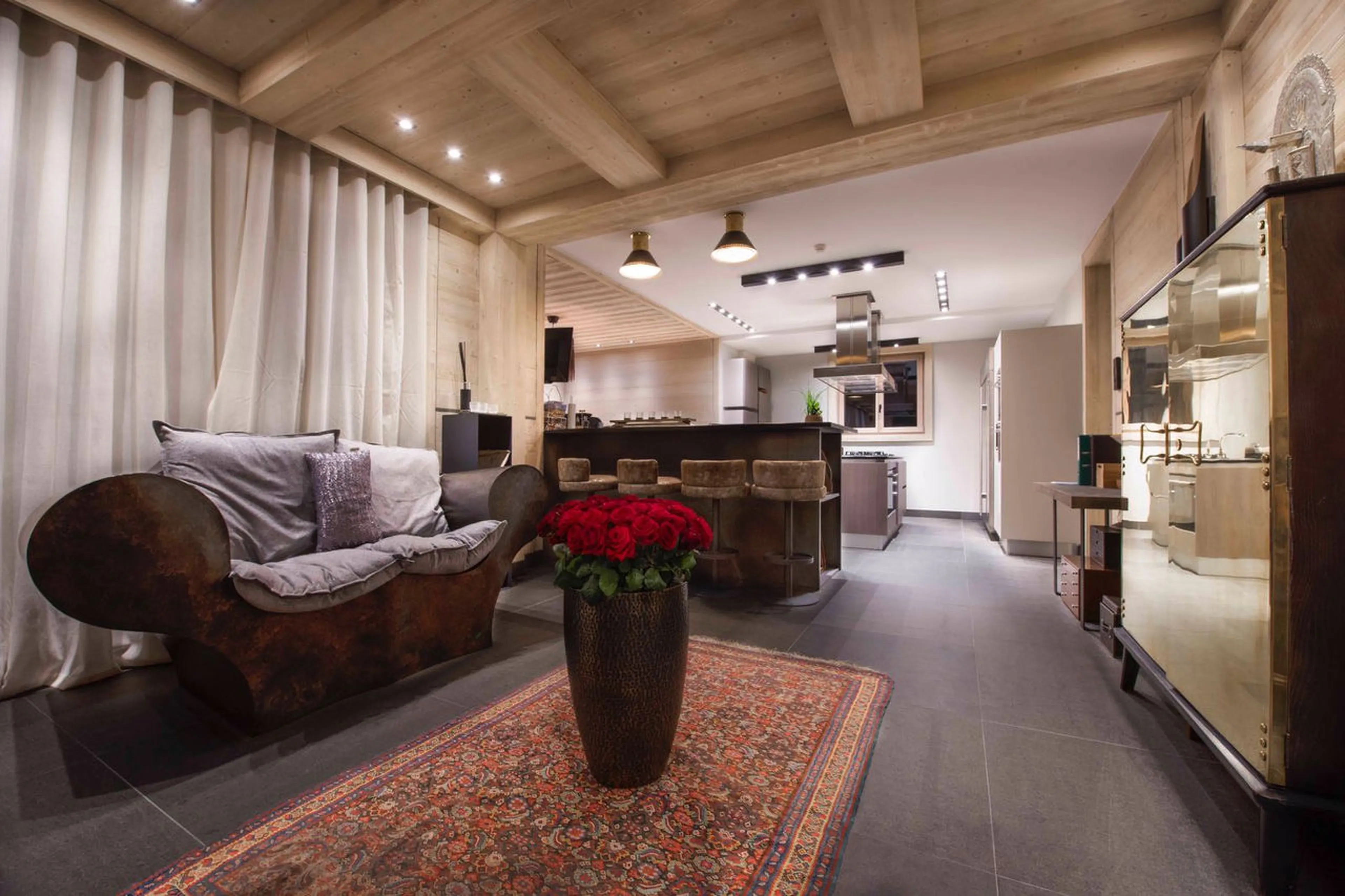 Fully equipped kitchen with breakfast bar in Chalet Migui in Crans-Montana