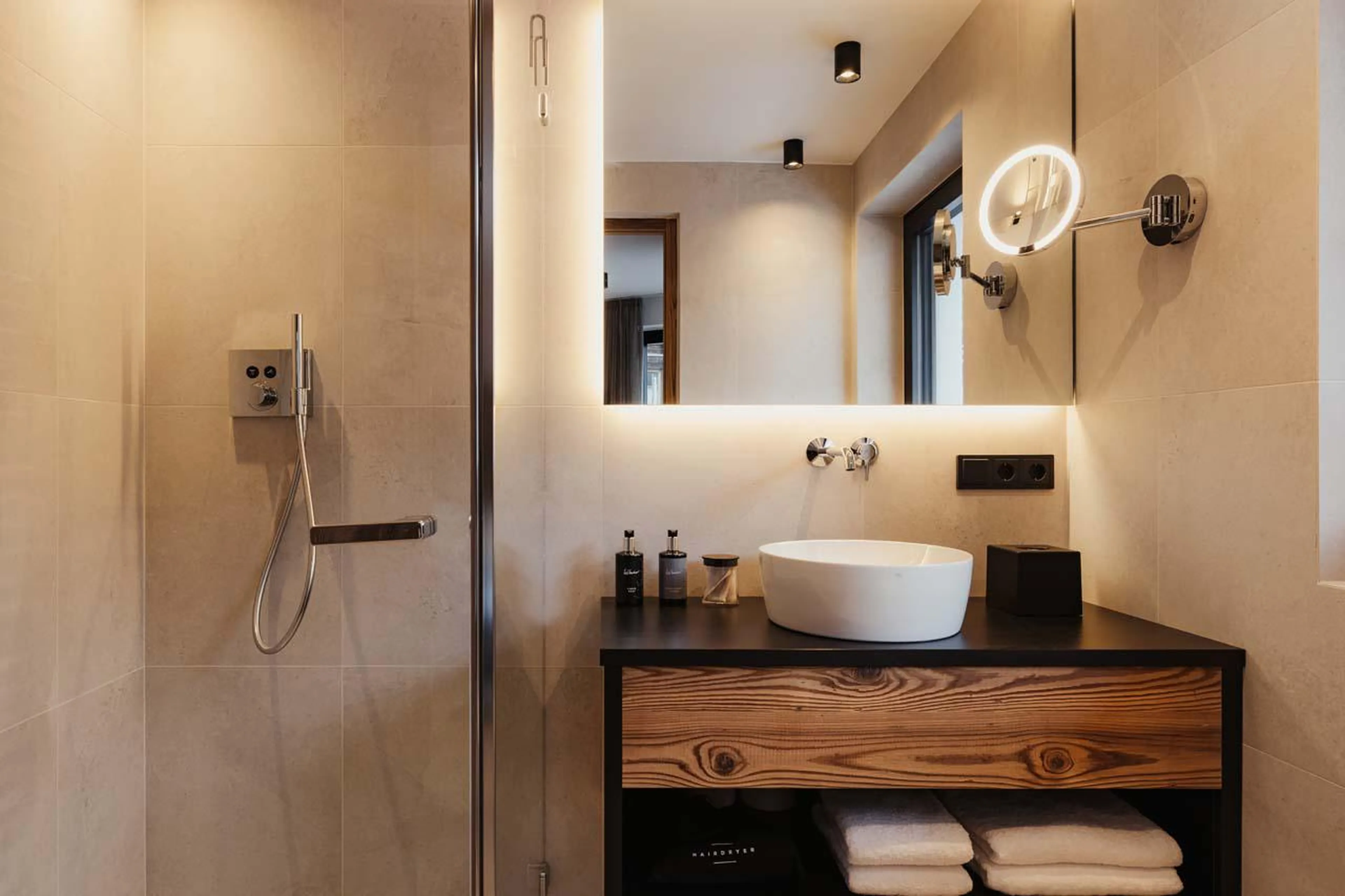 Double/twin bedroom with en-suite shower room at Chalet Mile 1 in Val Gardena