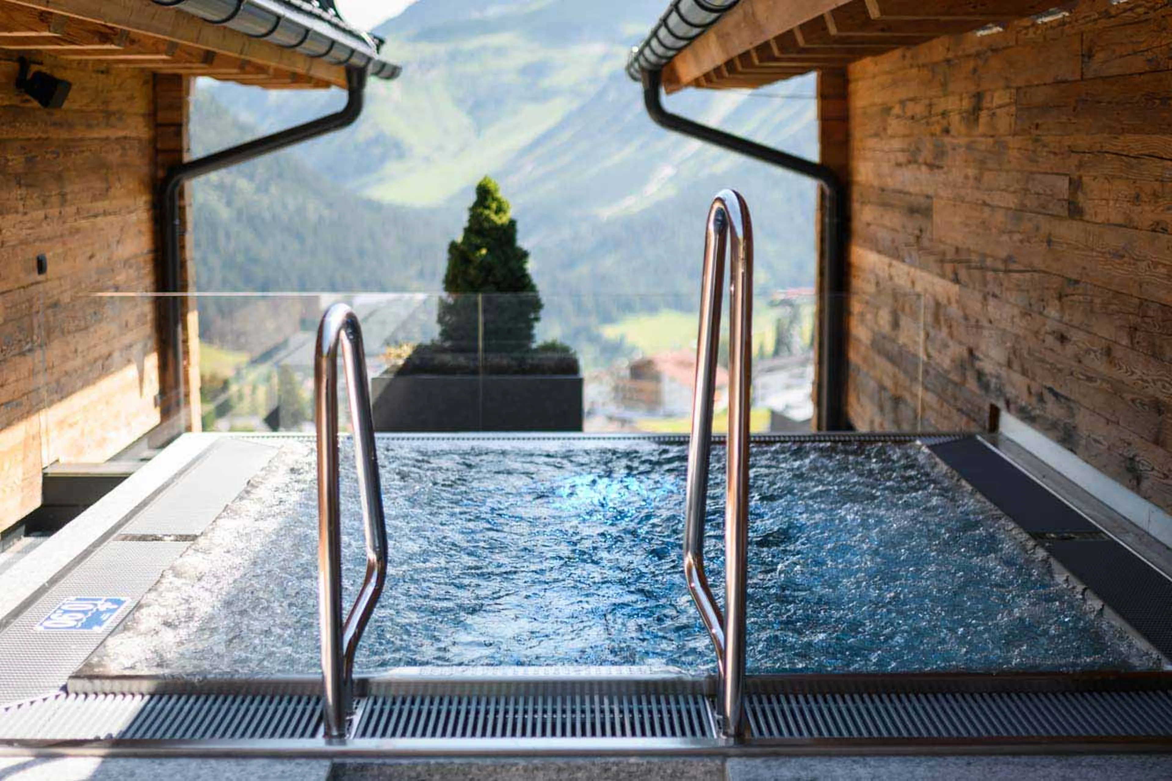 Outdoor hot tub at Chalet Mimi in Lech