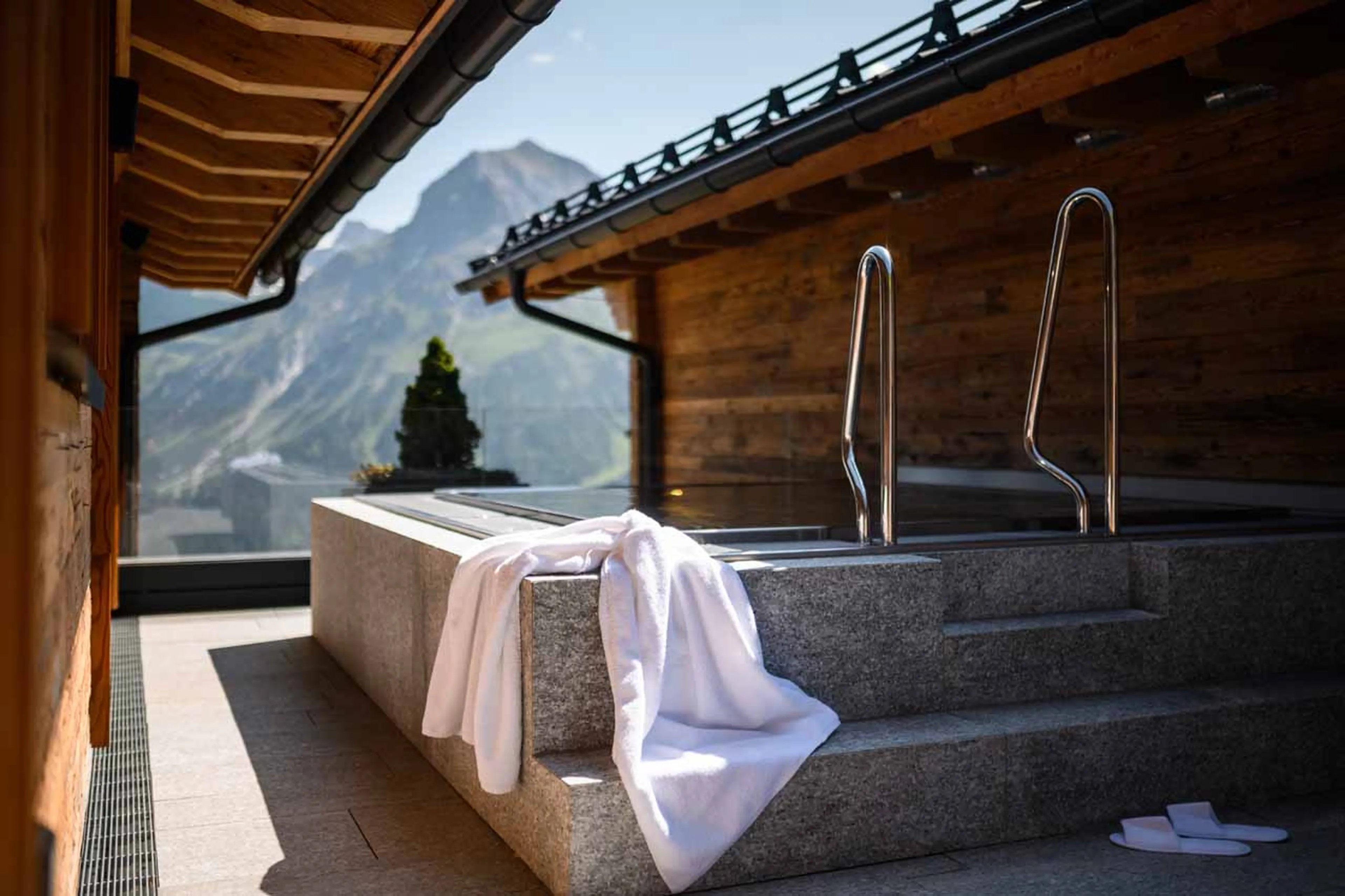 Outdoor hot tub at Chalet Mimi in Lech