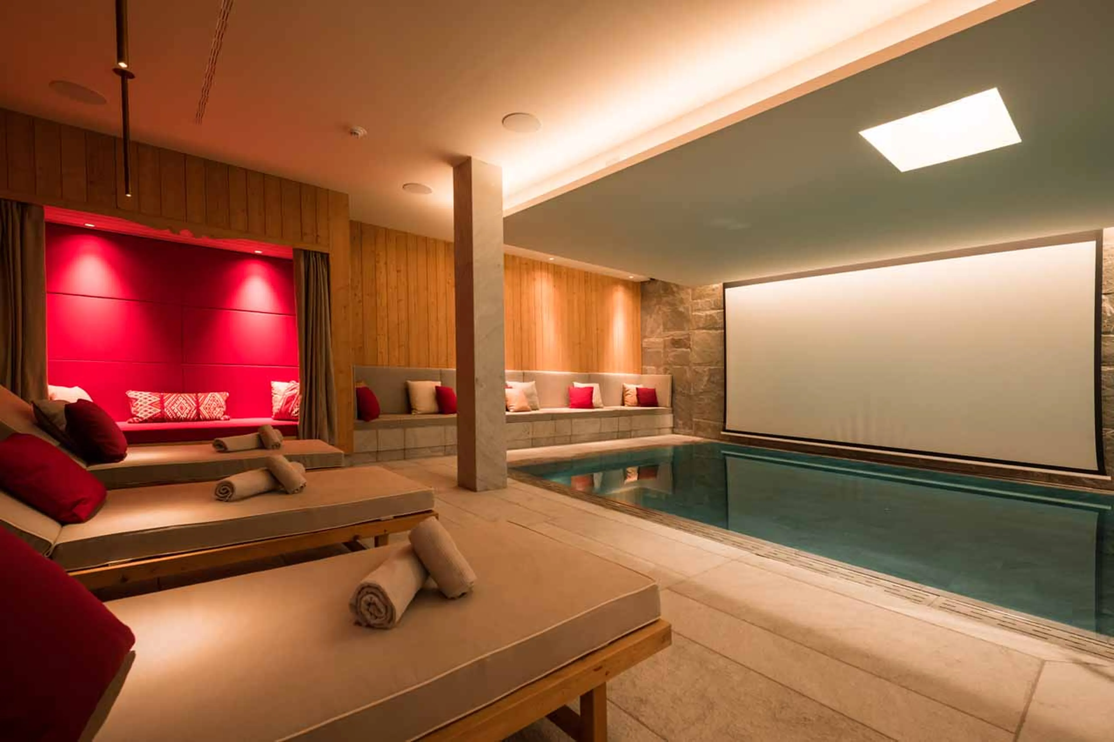 Swimming pool and hot tub at Chalet Mimi in Lech