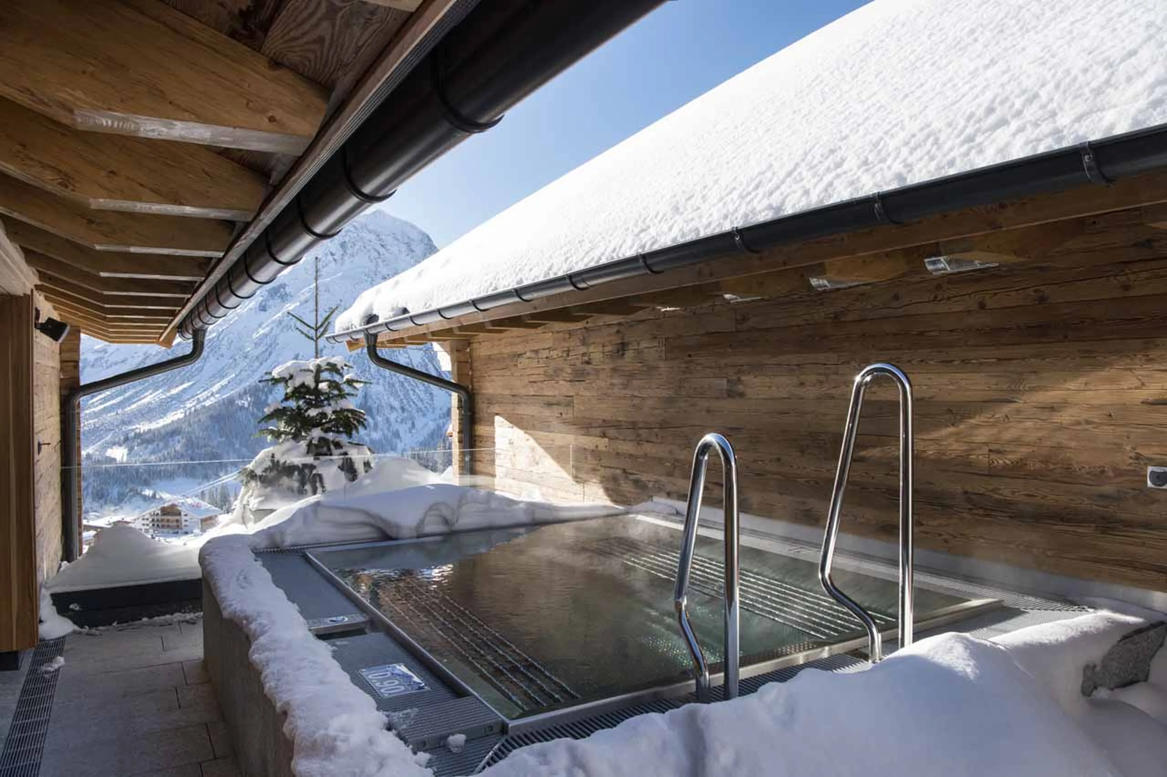 Outdoor Jacuzzi at Chalet Mimi in Lech