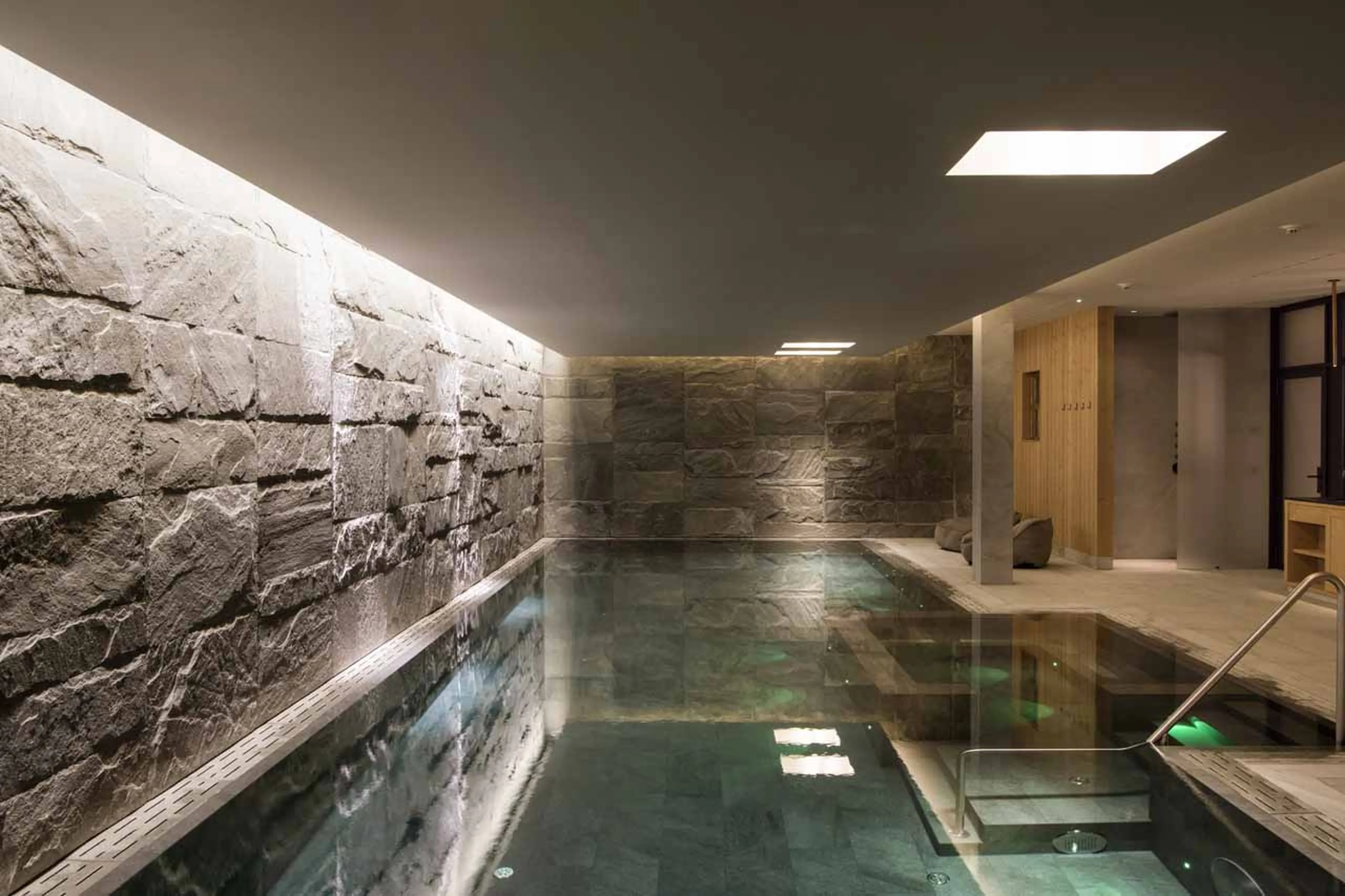 Swimming pool and hot tub at Chalet Mimi in Lech