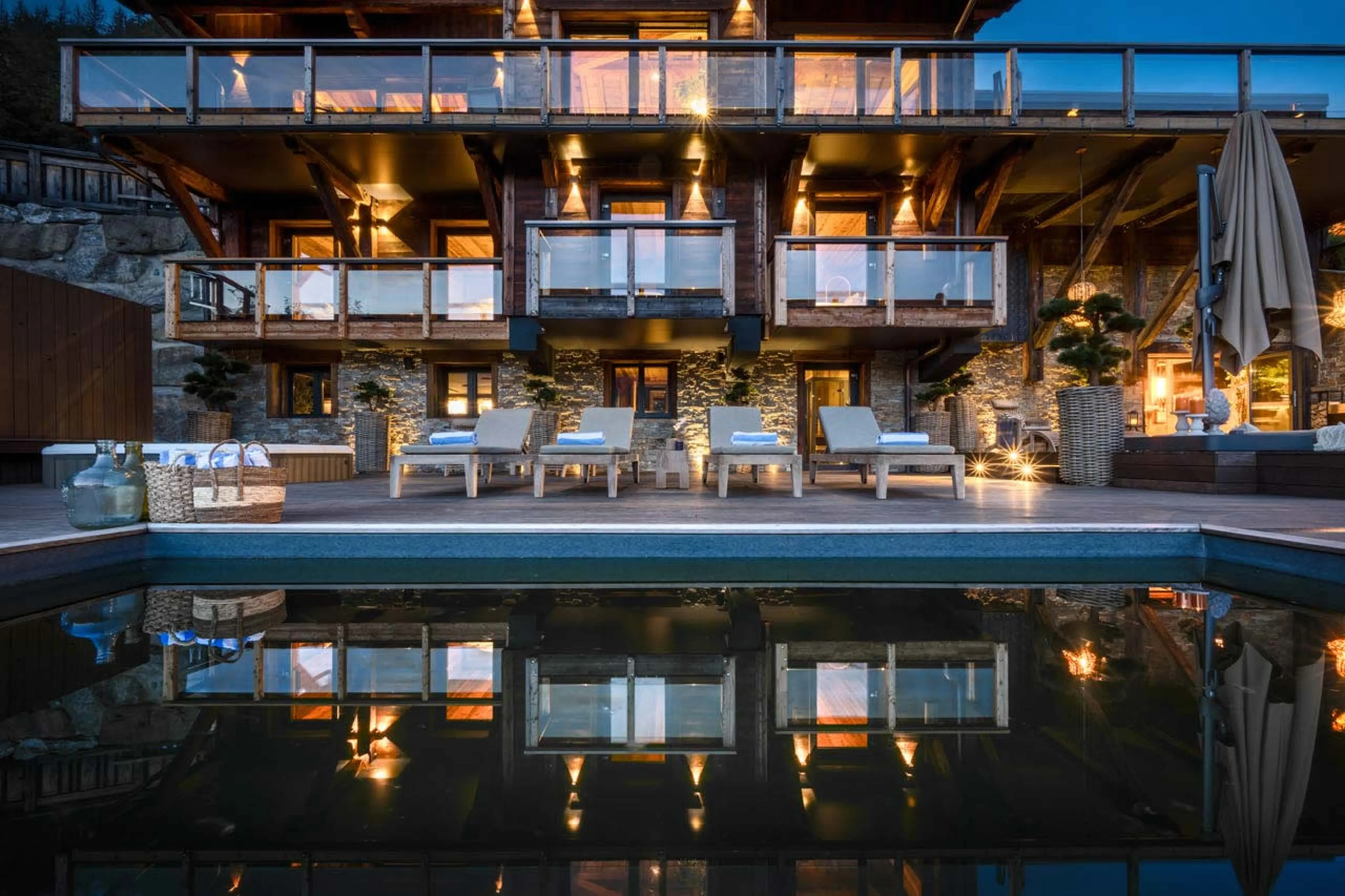 Infinity pool at night at Chalet Mont Des Anges in Morzine