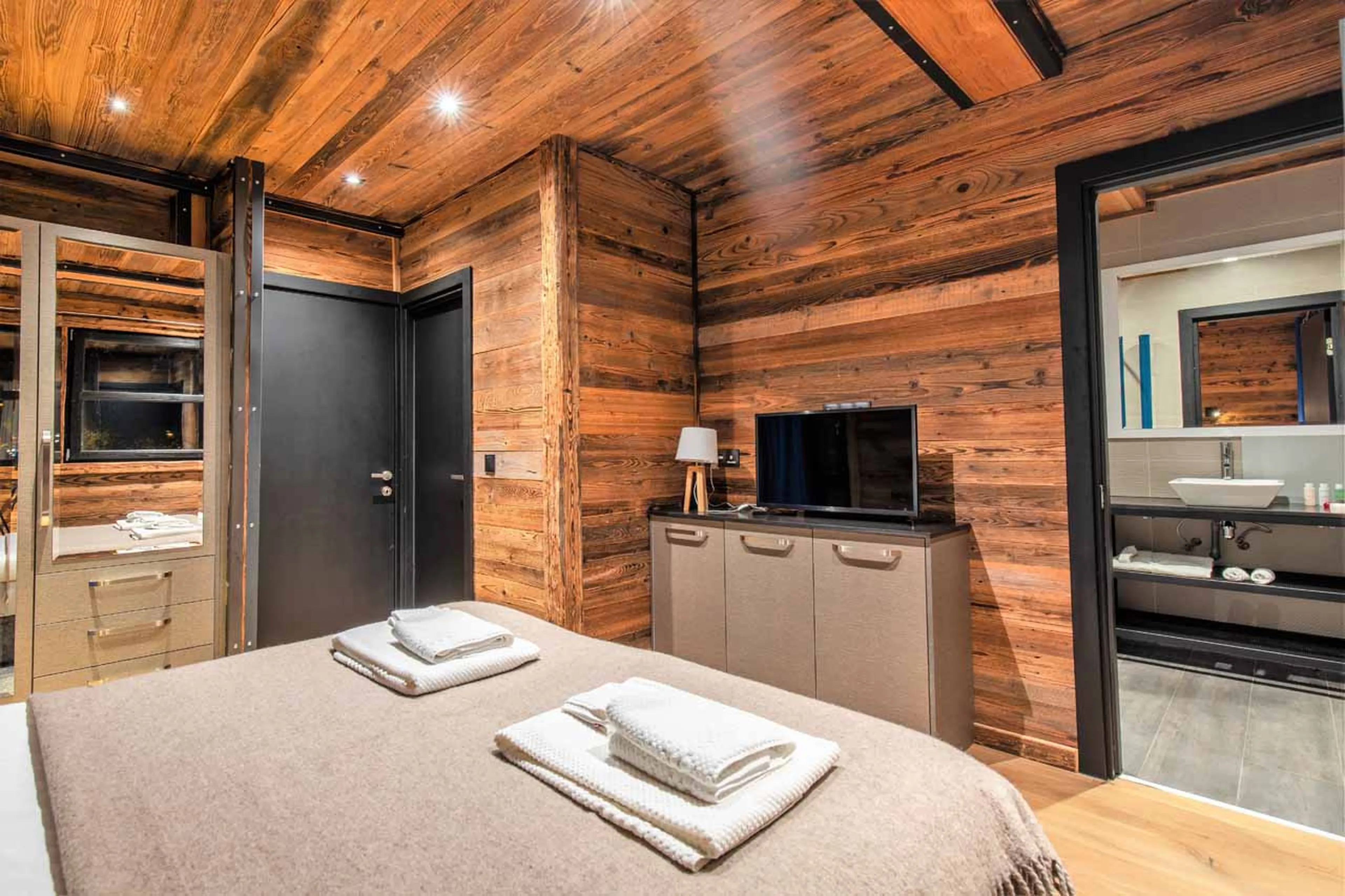 Bedroom five TV at Chalet Monts in Tignes