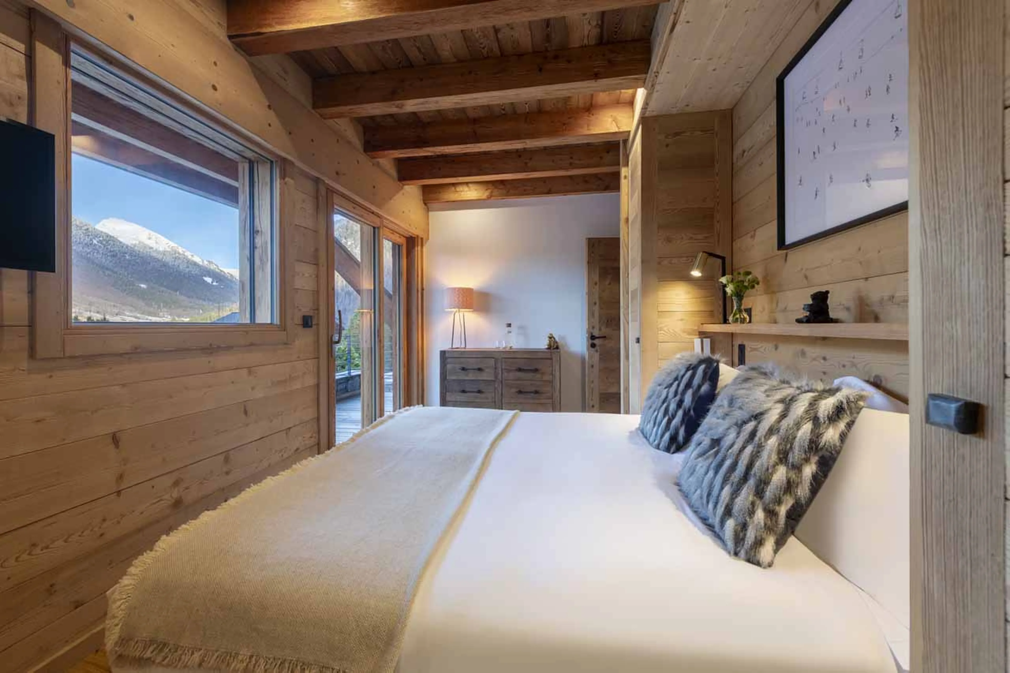 Double bedroom with private balcony and en-suite bathroom n Chalet Nanook, Morzine