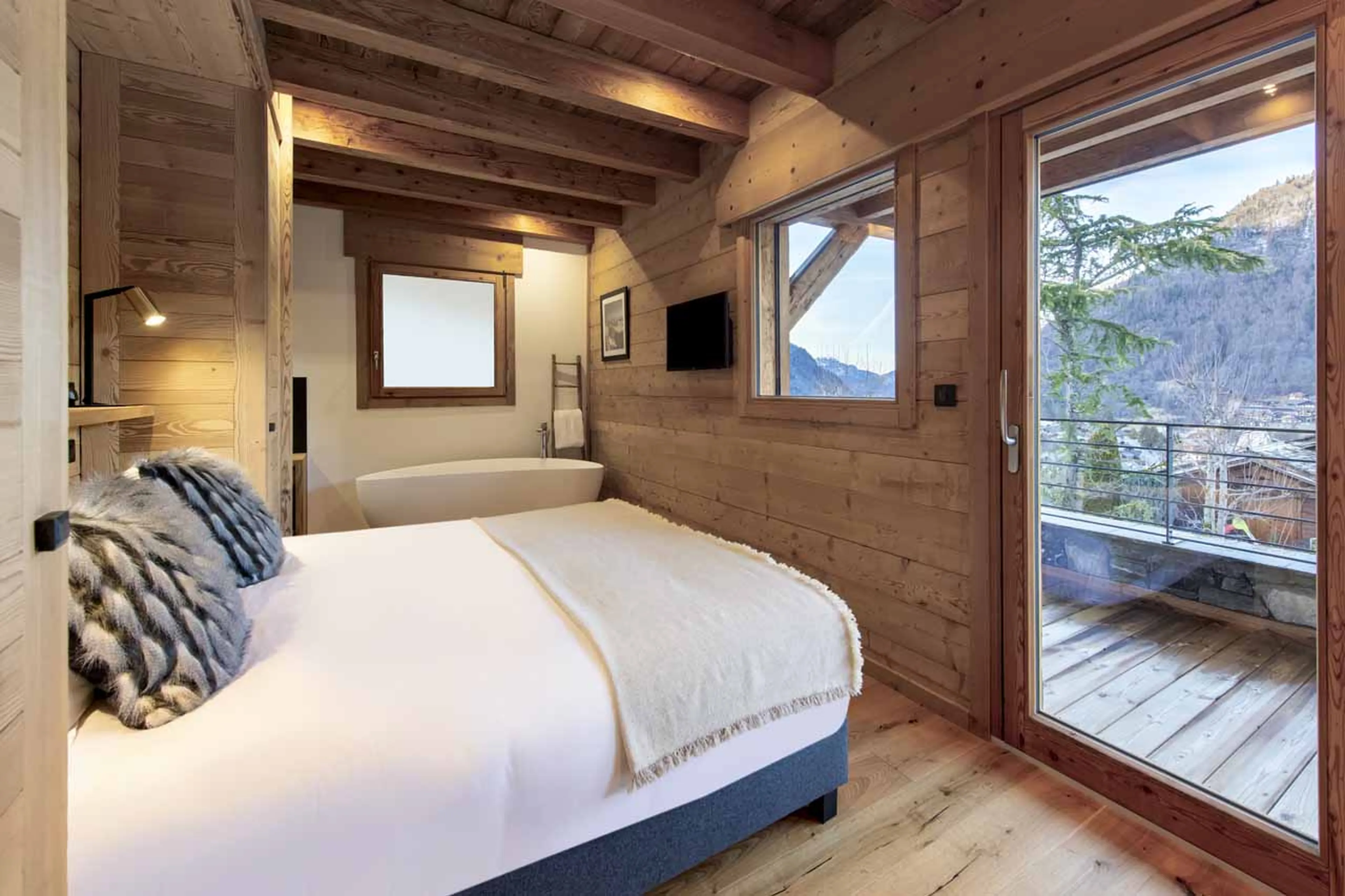 Freestanding bath and balcony access in Chalet Nanook, Morzine