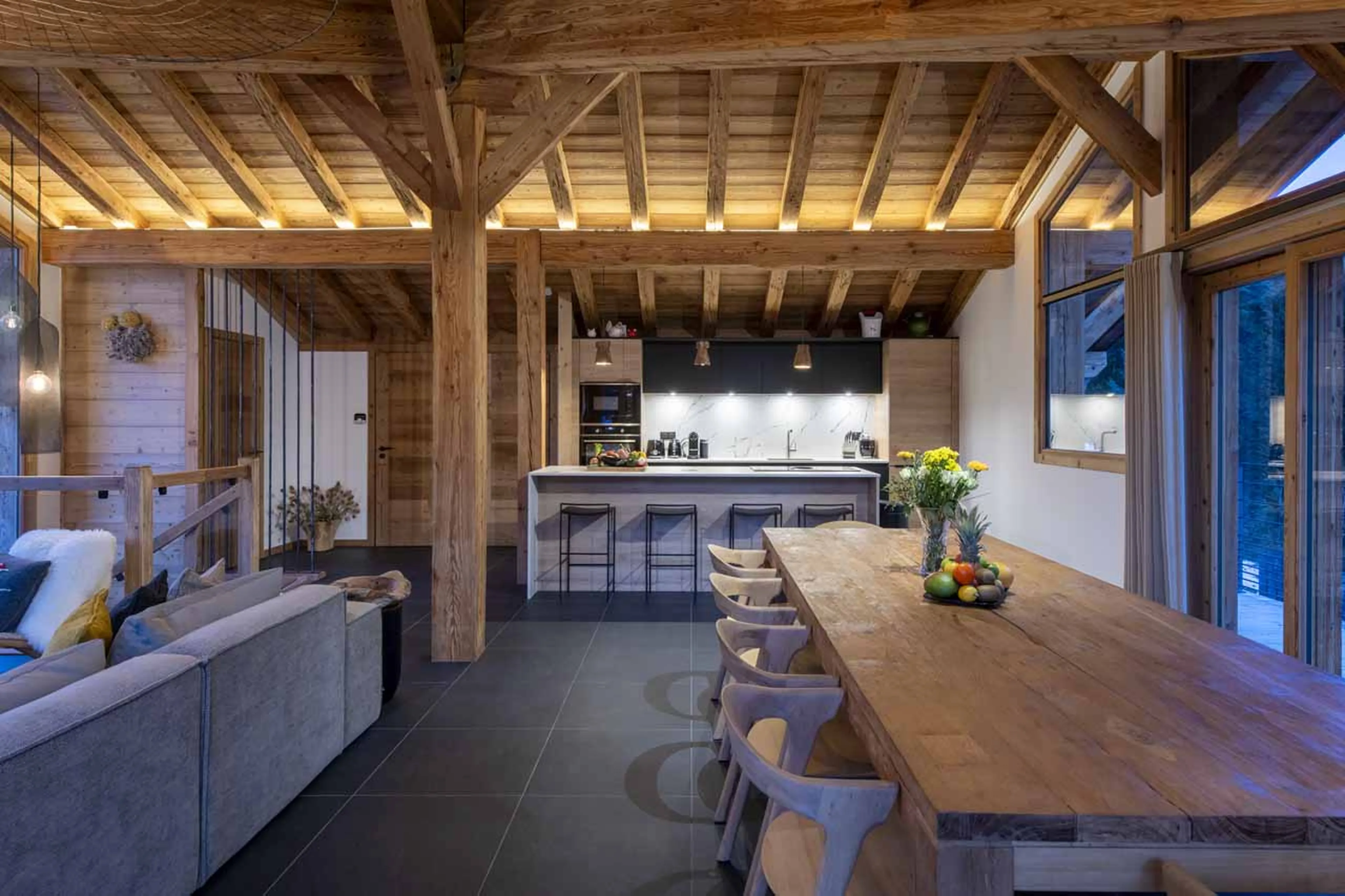 10-seat dining table in Chalet Nanook, Morzine