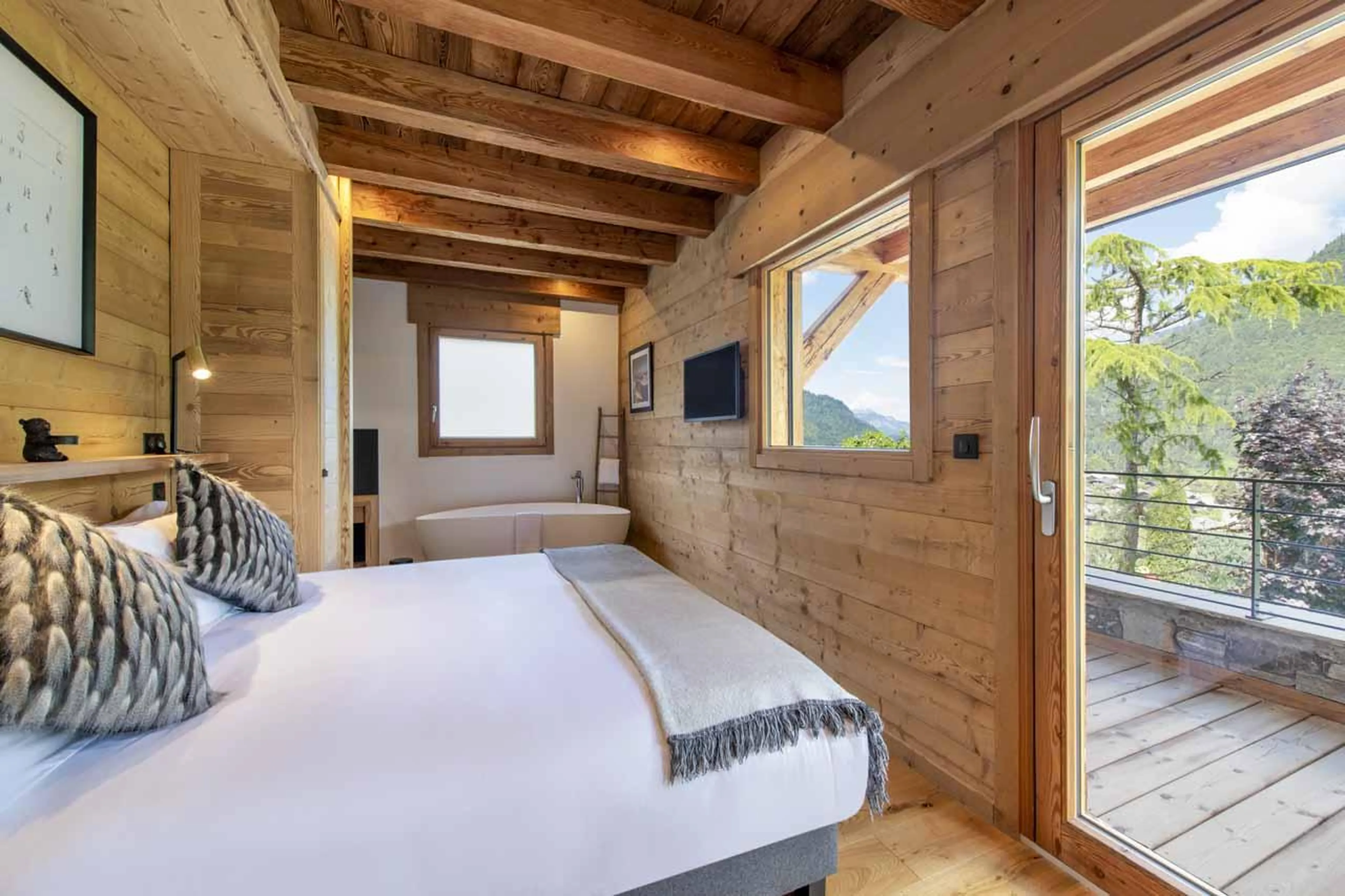 Freestanding bath and balcony access in Chalet Nanook, Morzine
