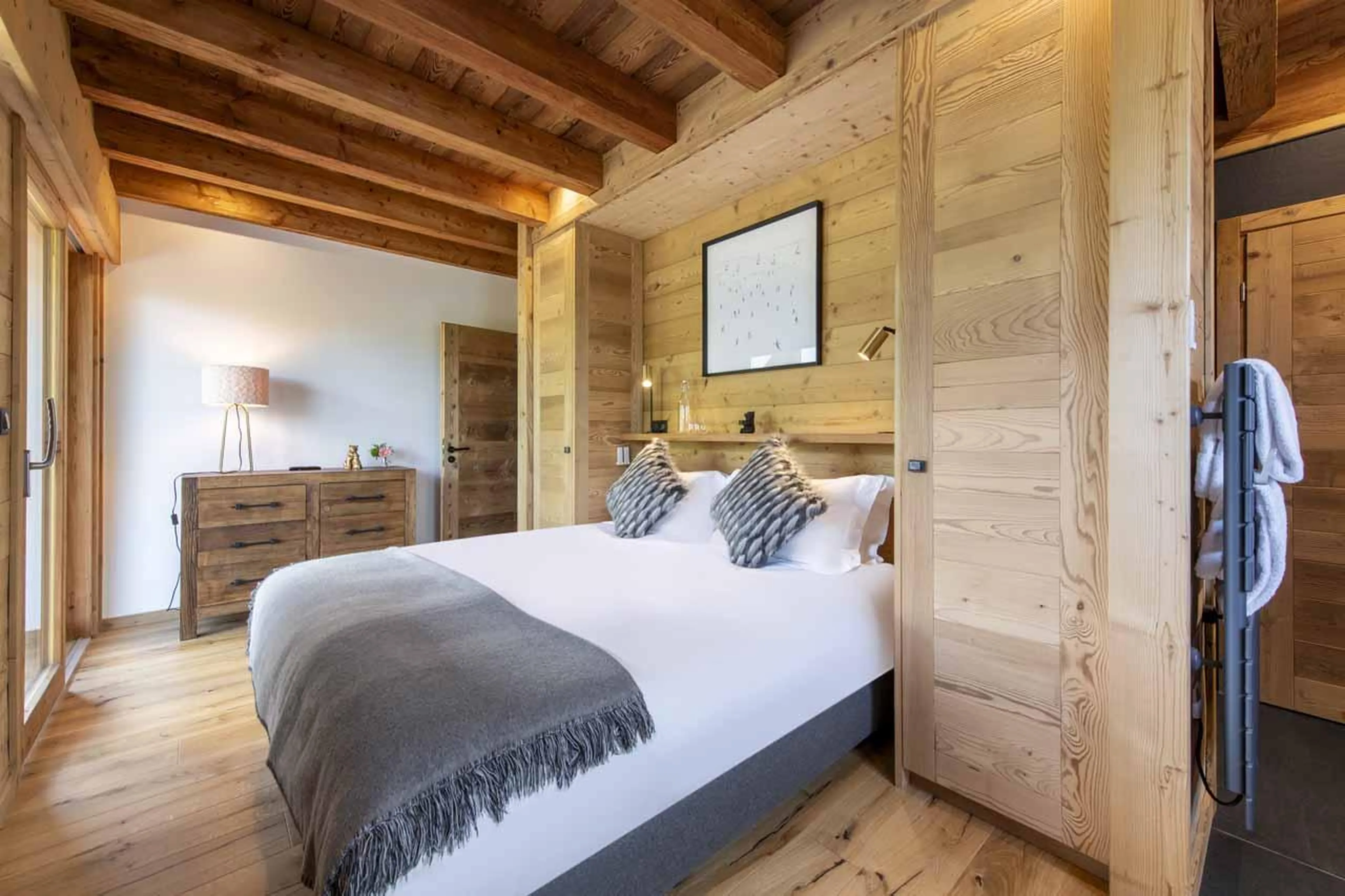 Double bedroom with private balcony and en-suite bathroom n Chalet Nanook, Morzine