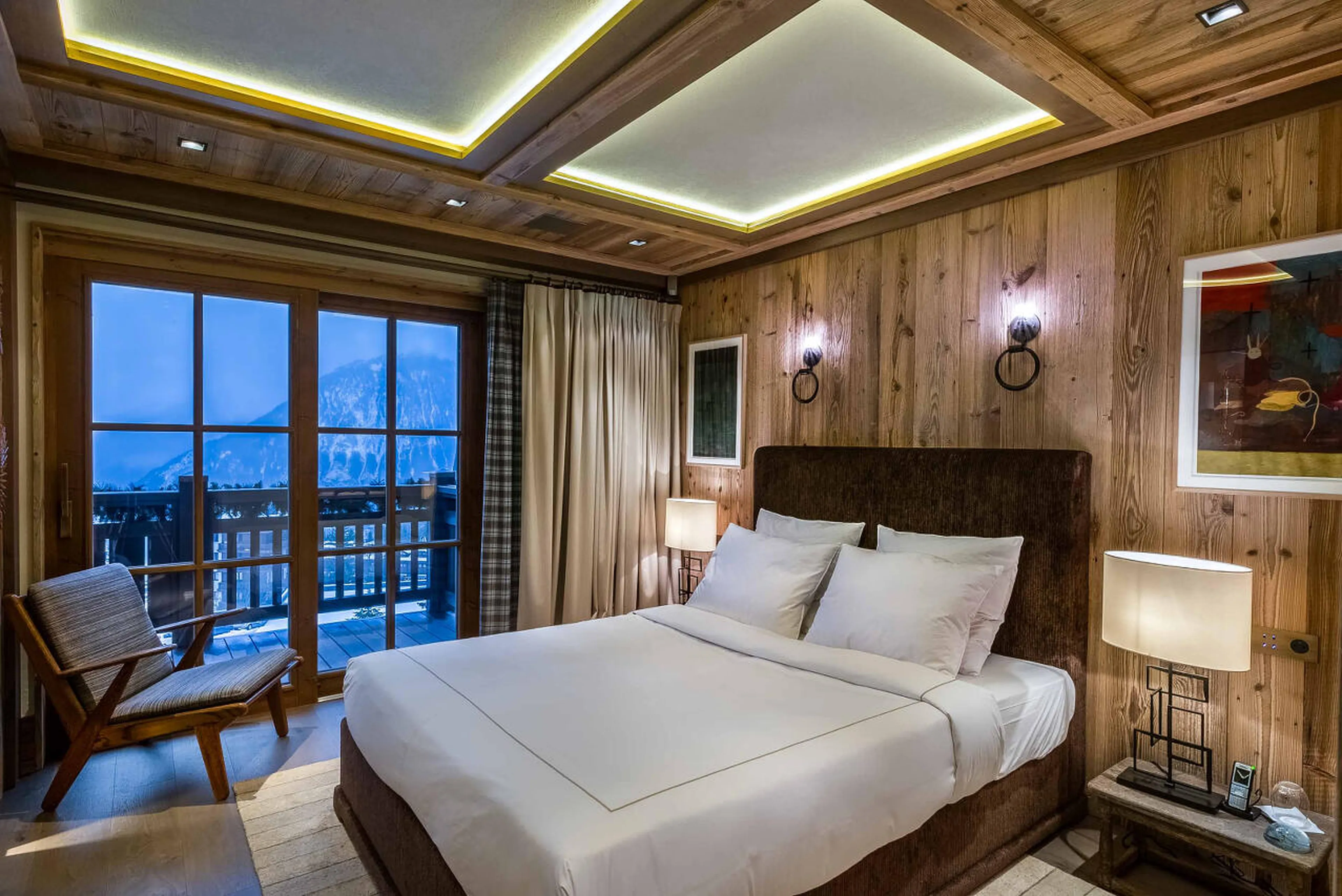 Double bedroom with en suite bathroom and balcony access in Chalet Nanuq in Courchevel 1850