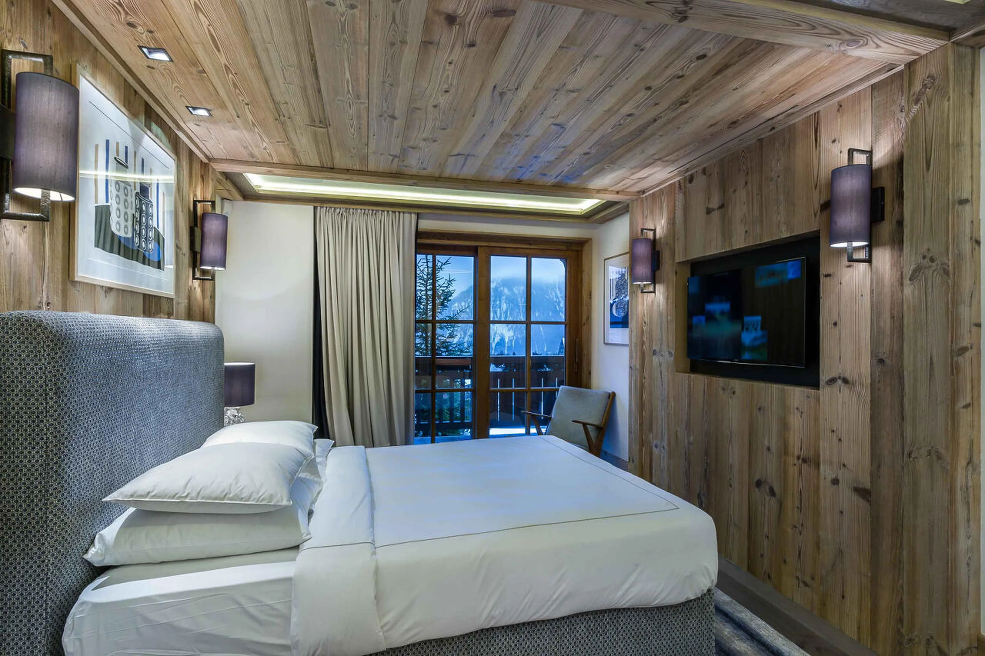Double bedroom opening onto a balcony of Chalet Nanuq in Courchevel 1850