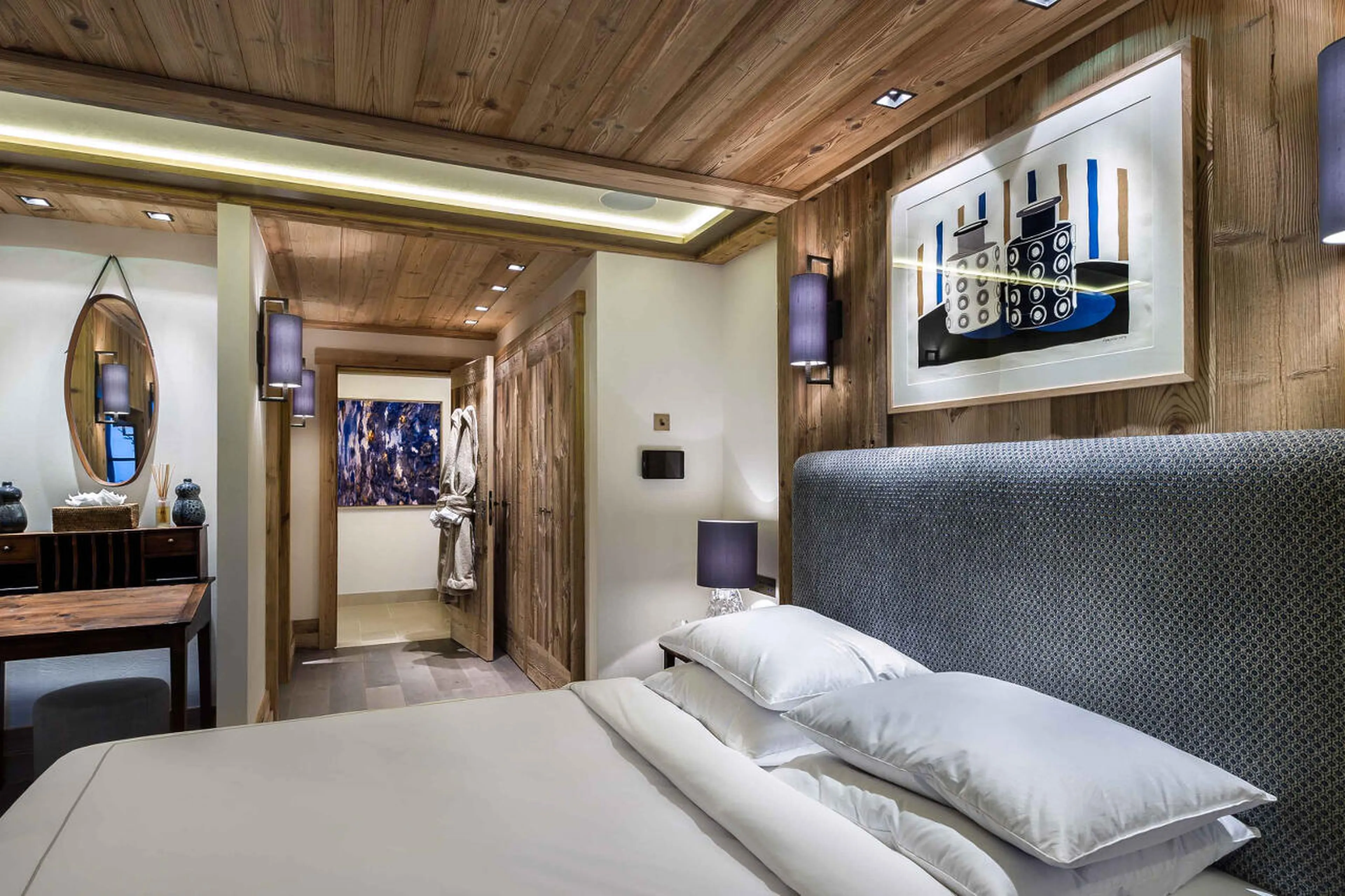 Double bedroom with en suite shower room in Chalet Nanuq in Courchevel 1850