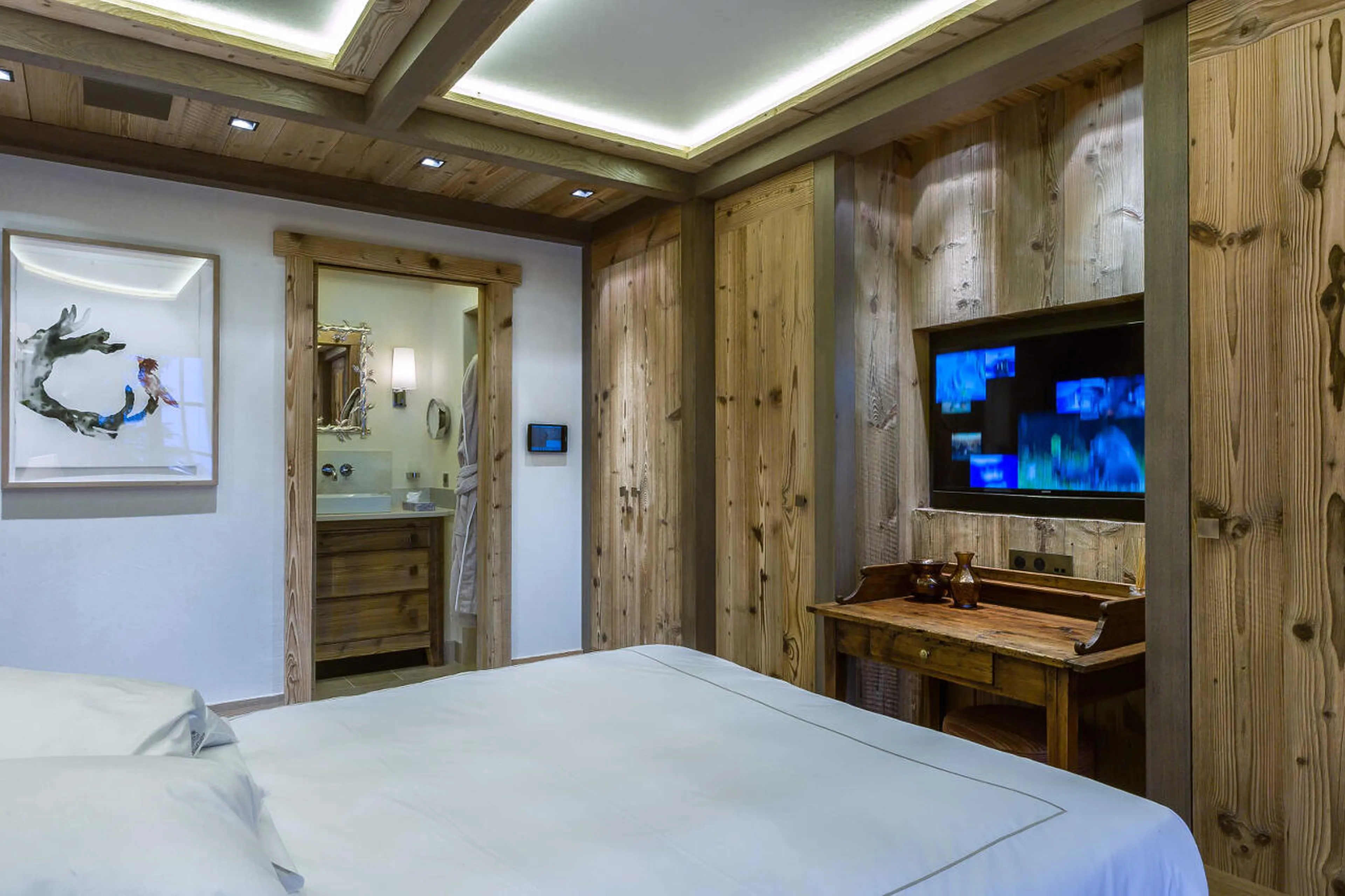 En suite double bedroom in Chalet Nanuq in Courchevel 1850