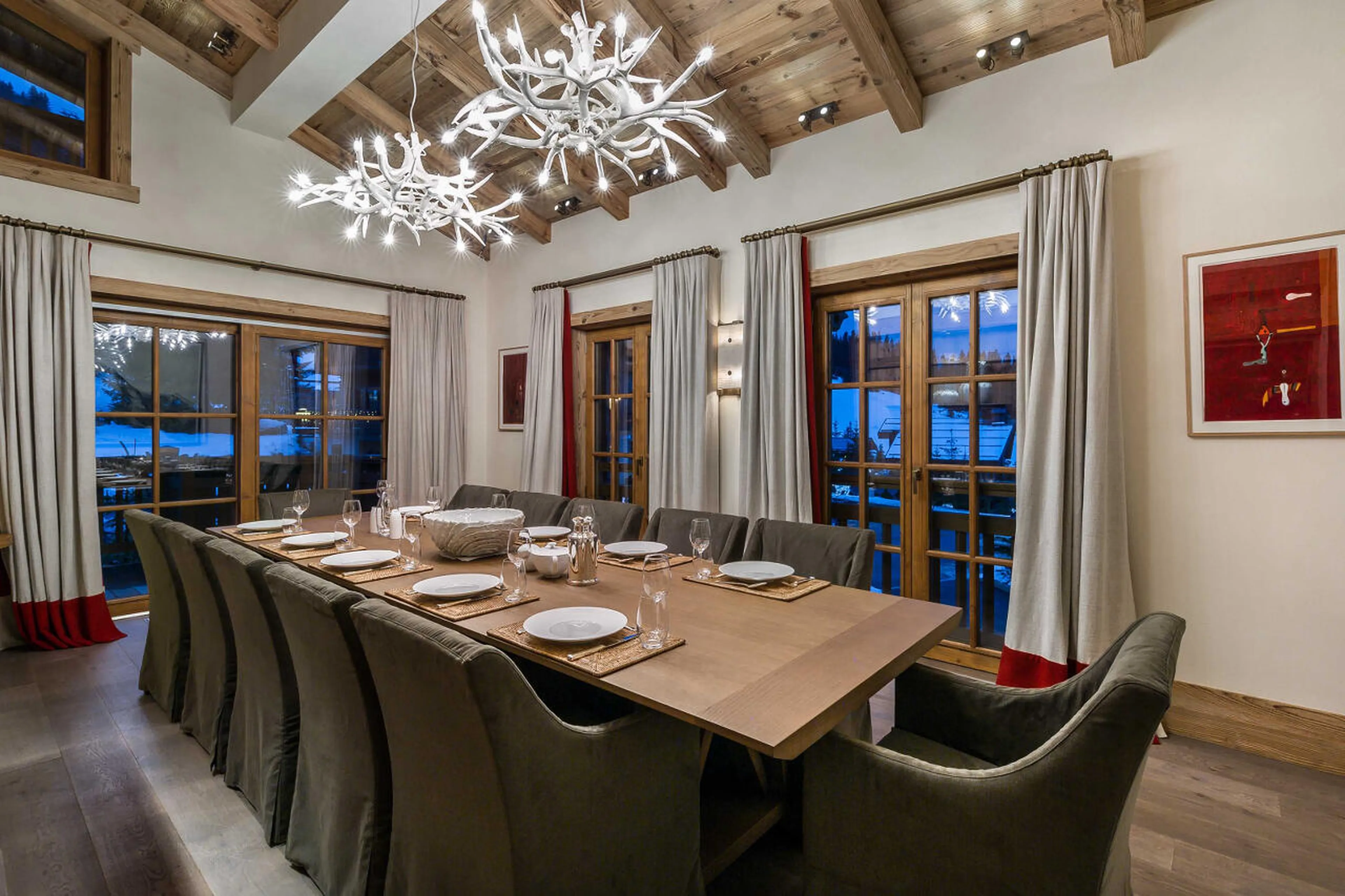 Dining table with views on two sides in Chalet Nanuq in Courchevel 1850
