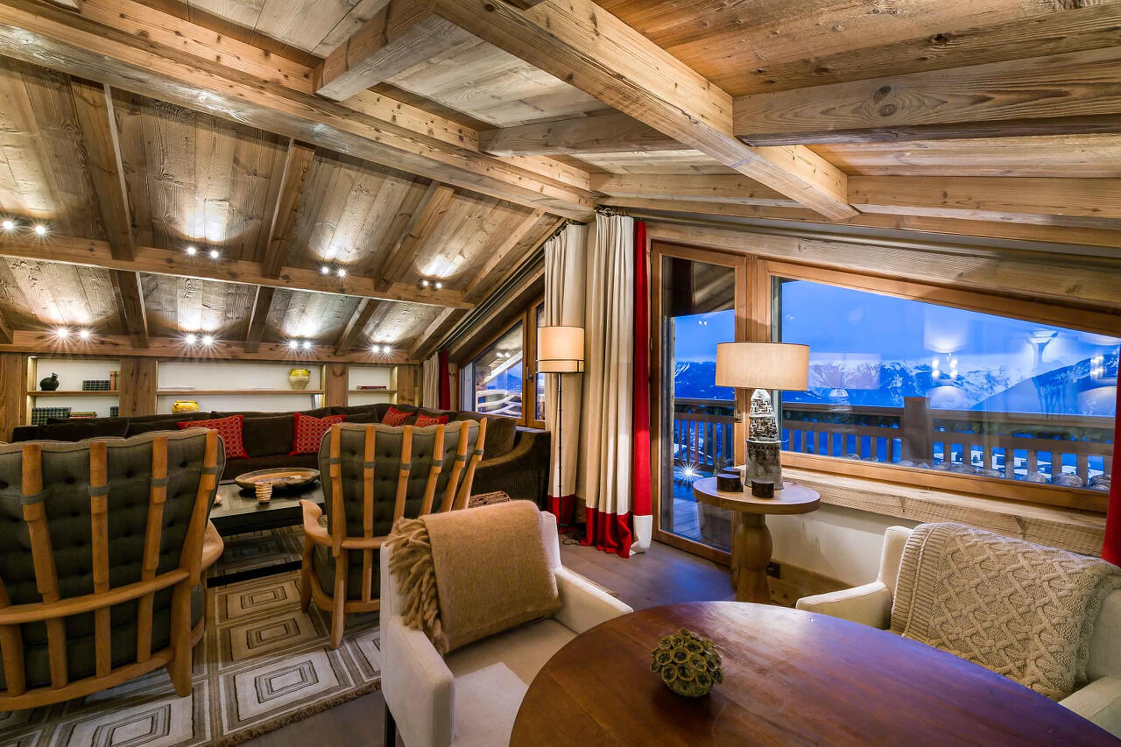 Sitting corner with a view in the lounge area of Chalet Nanuq in Courchevel 1850