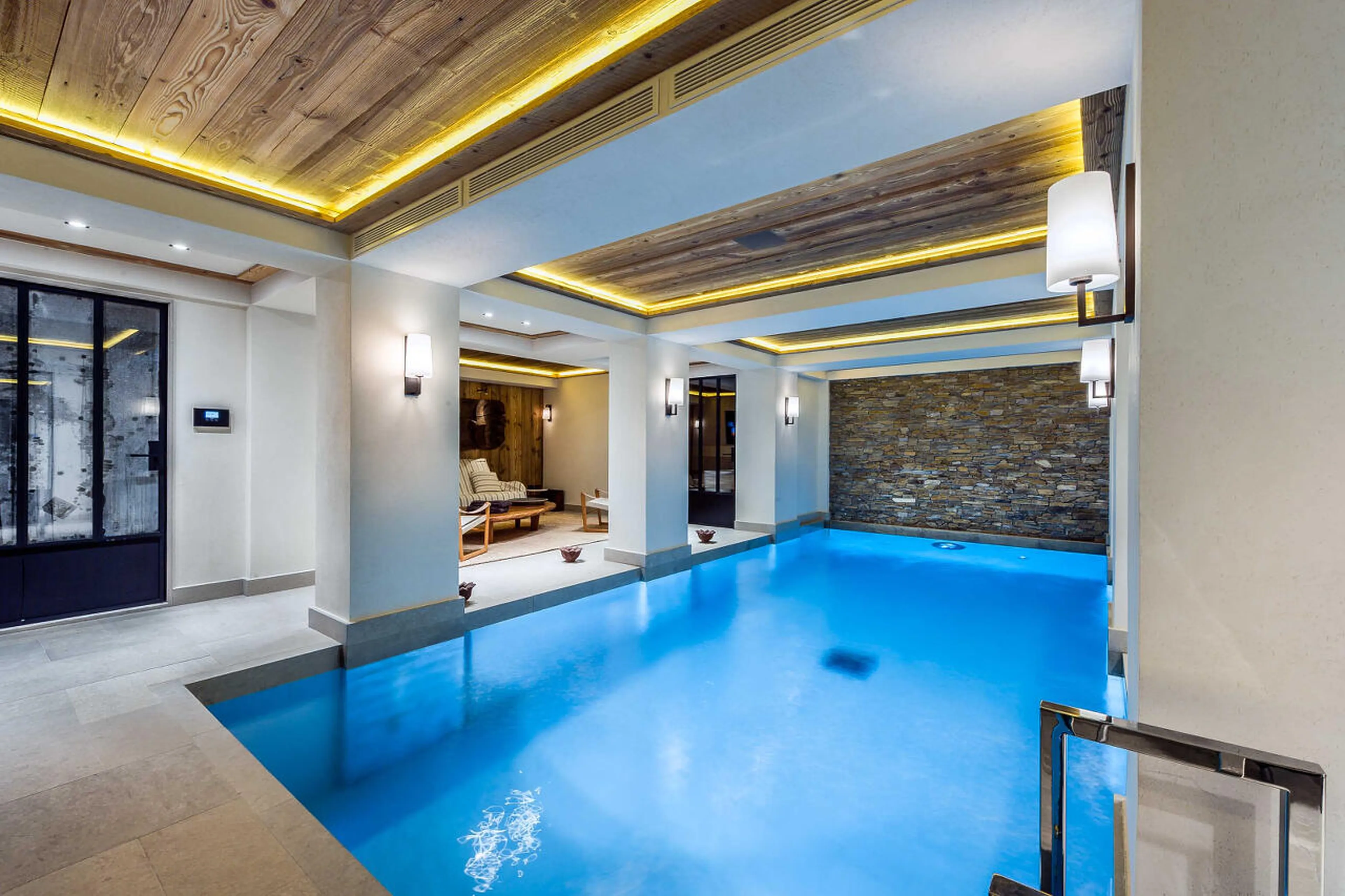 Indoor swimming pool in the wellness area of Chalet Nanuq in Courchevel 1850