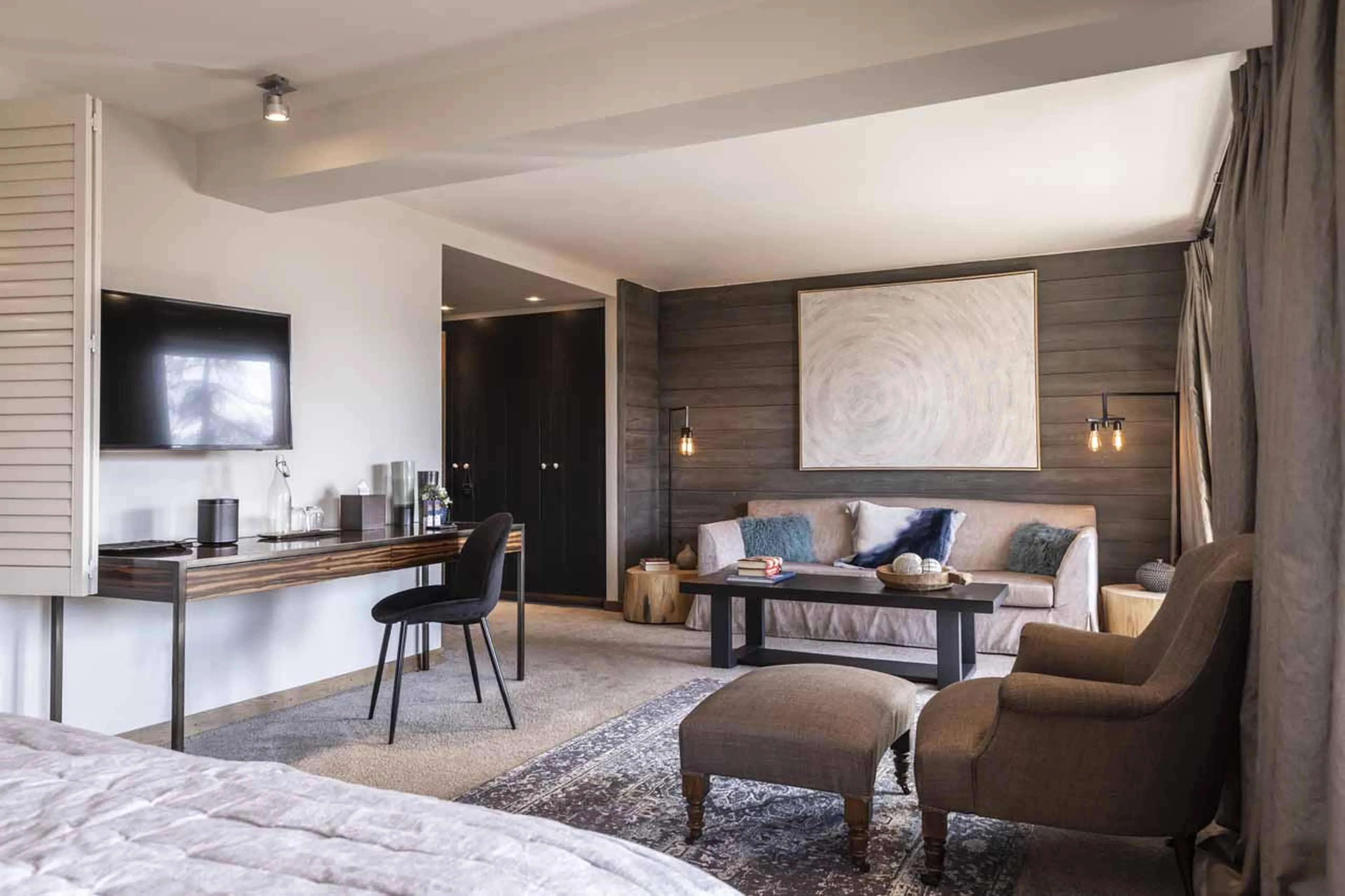 Tv and en-suite bathroom in bedroom at Chalet No 14 in Verbier