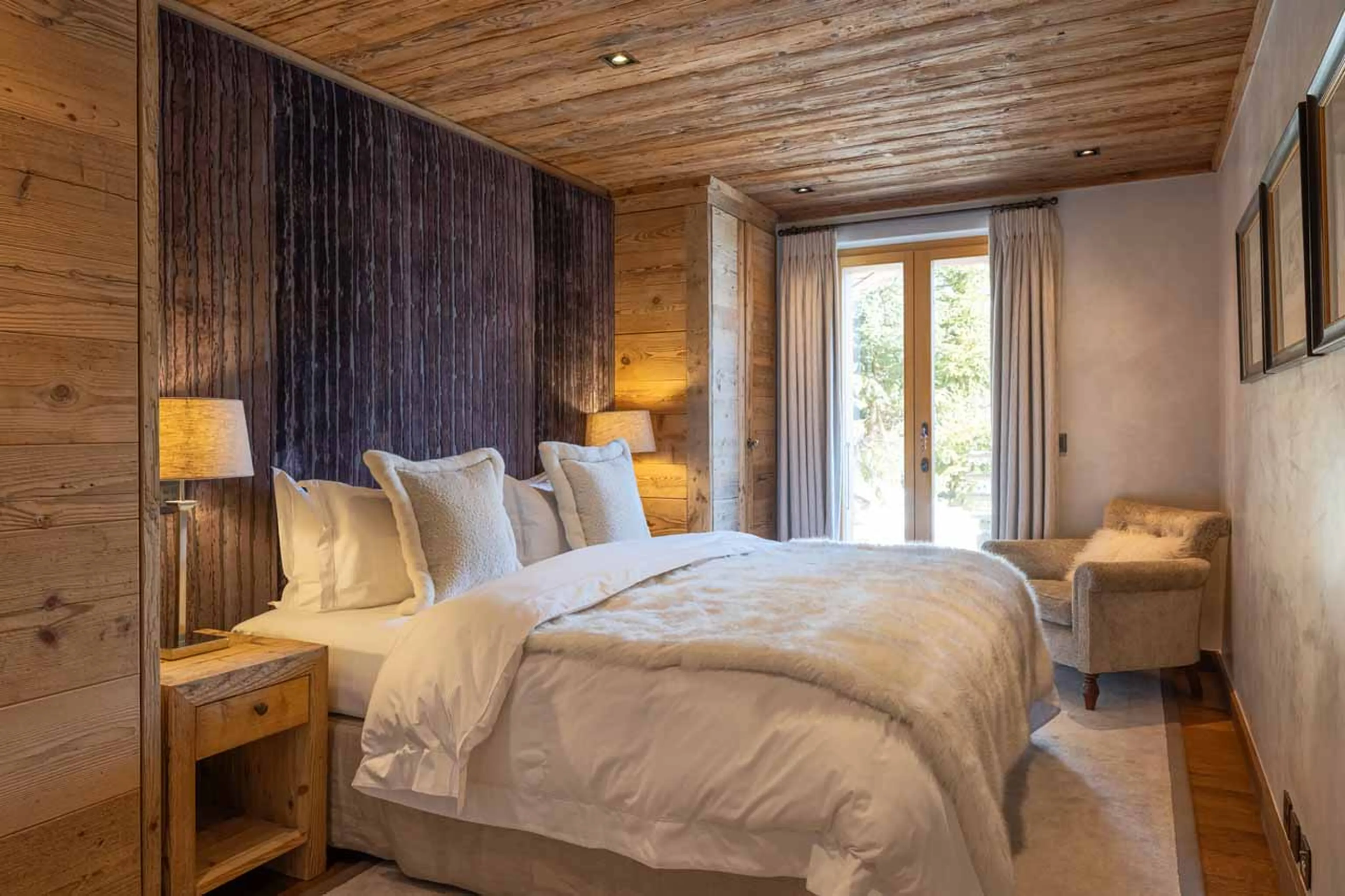 Double bed in bedroom five at Chalet Norte in Verbier