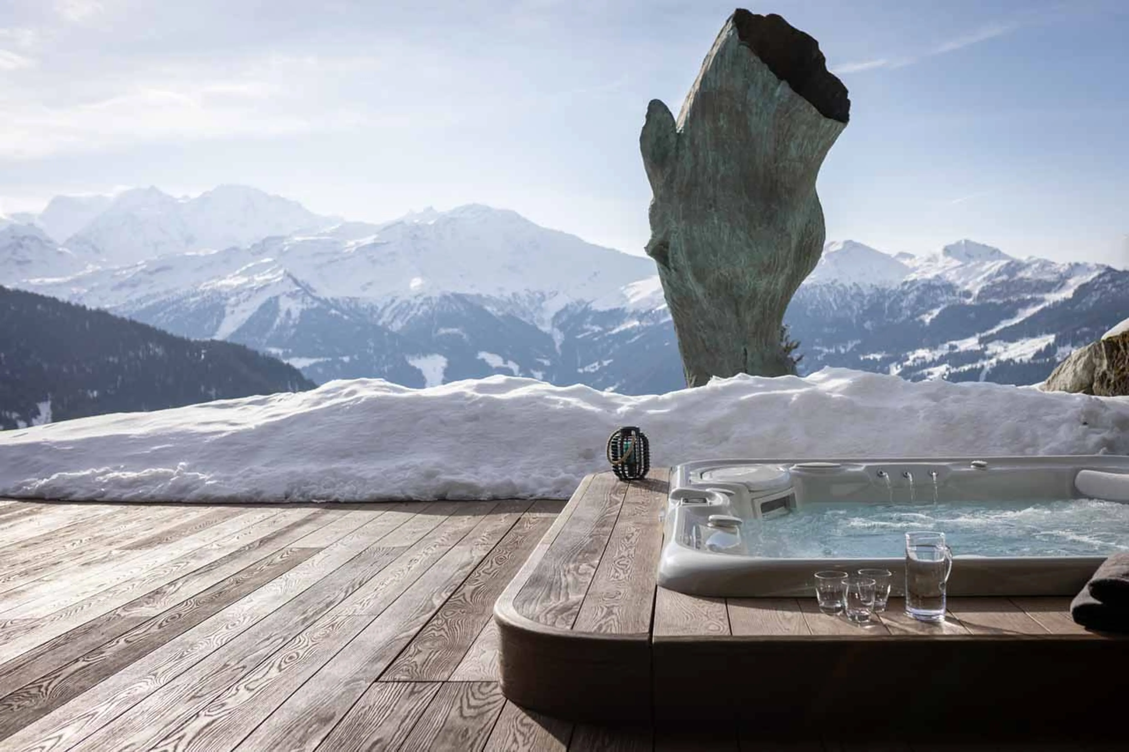 Outdoor jacuzzi at Chalet Norte in Verbier