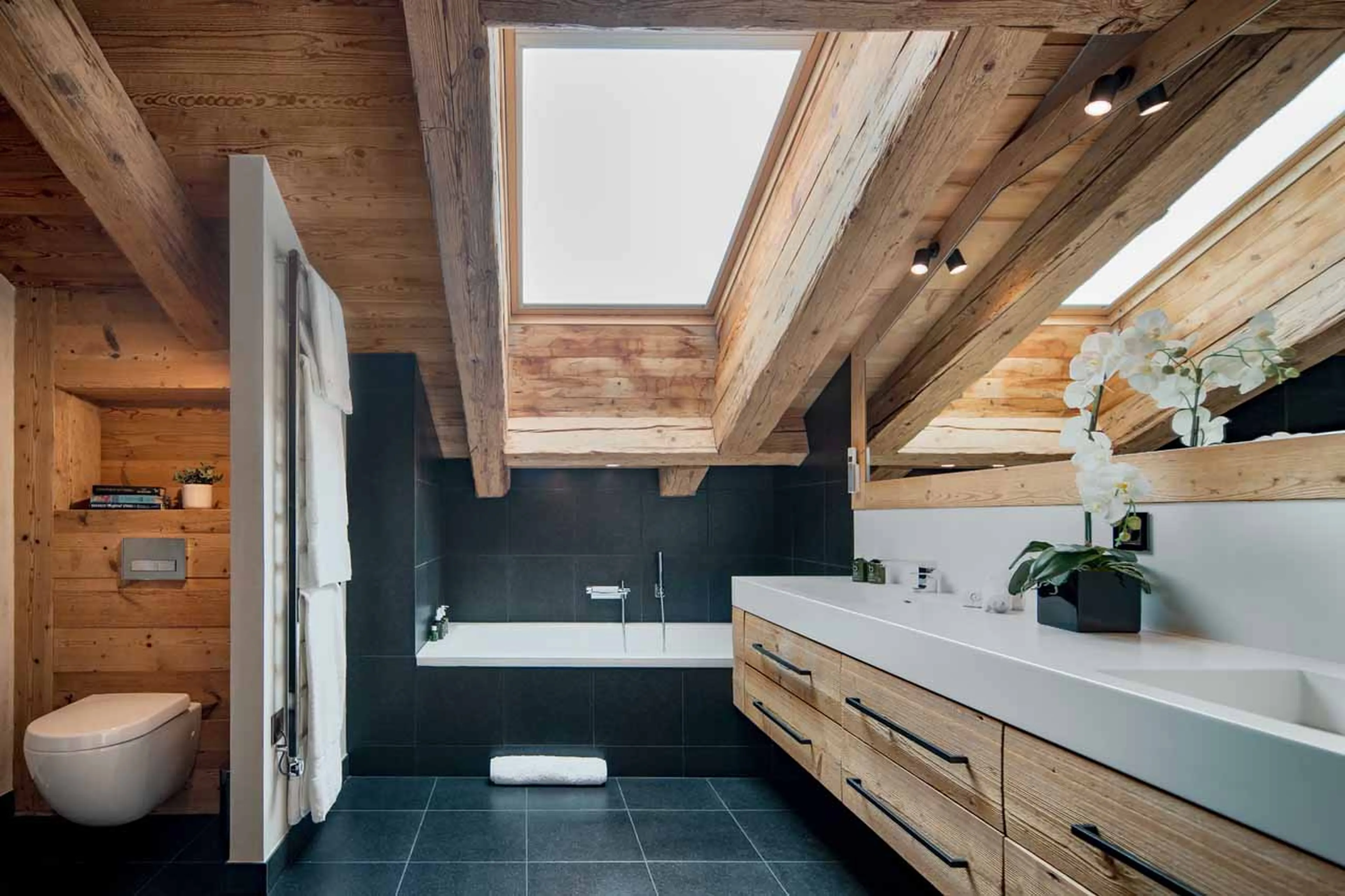 Bedroom 1 master ensuite Chalet Norte in Verbier