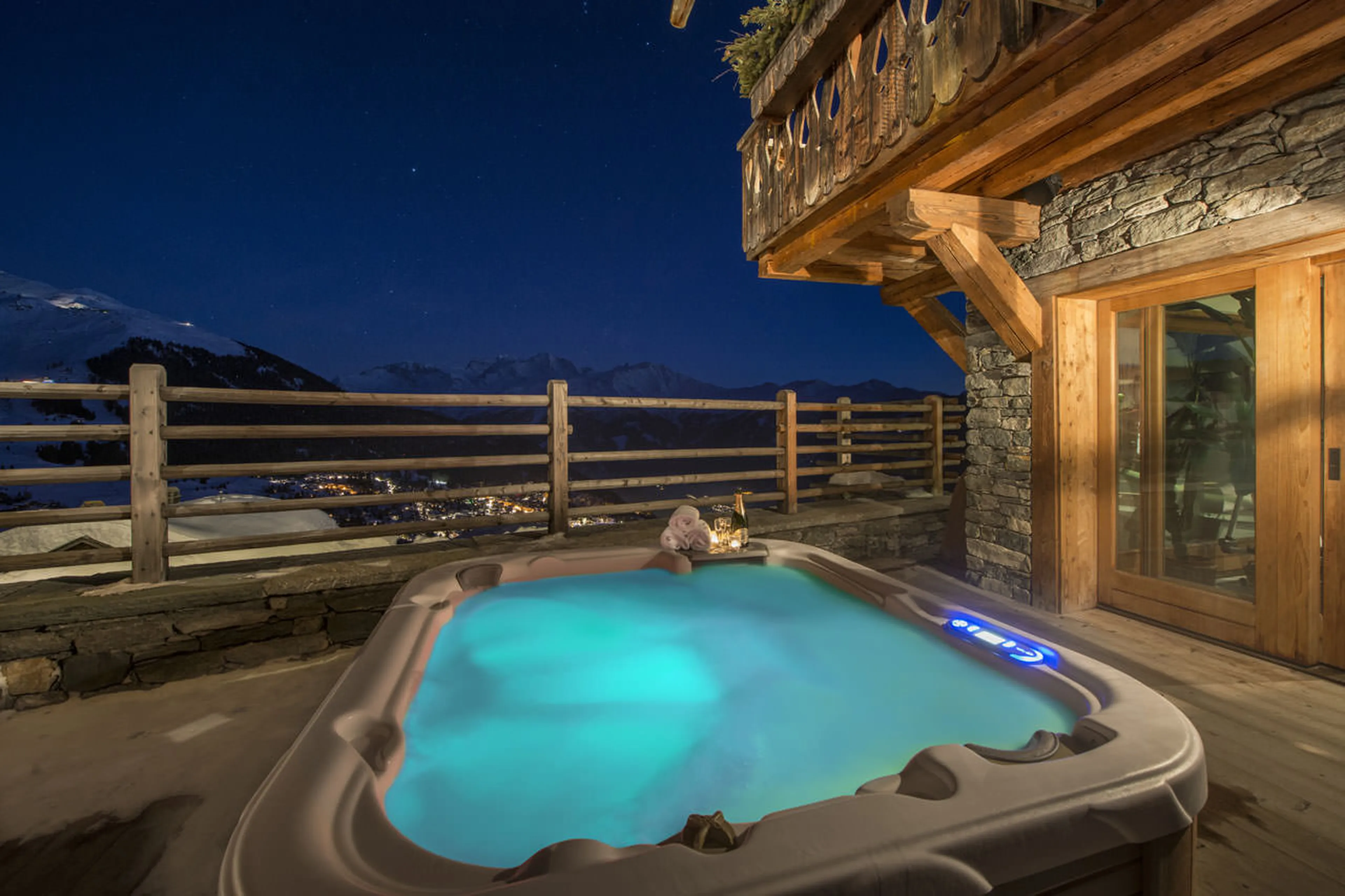 Outdoor hot tub at Chalet Nyumba in Verbier