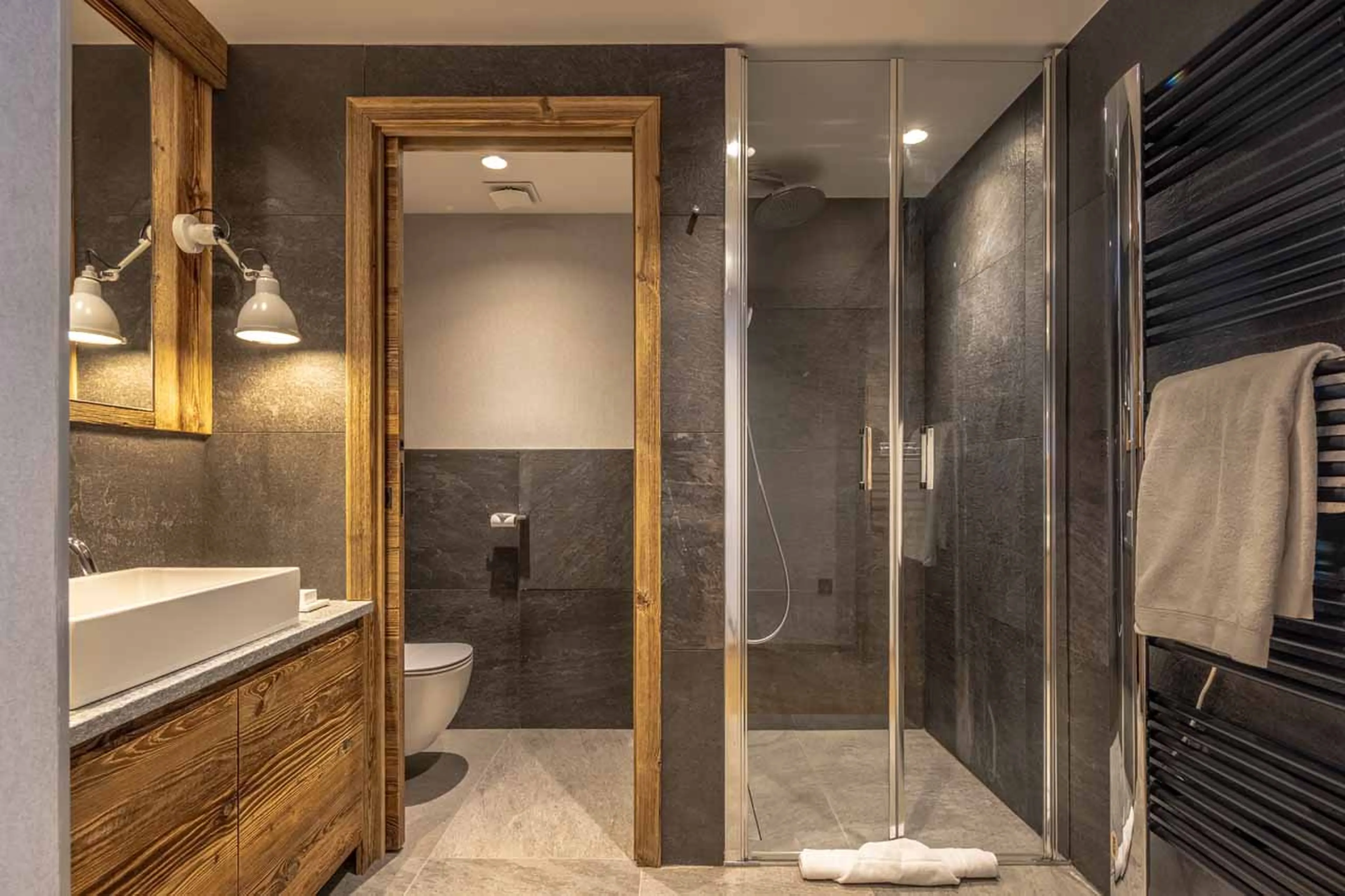 Bedroom 1 en-suite at Chalet Oly in Val d'Isere