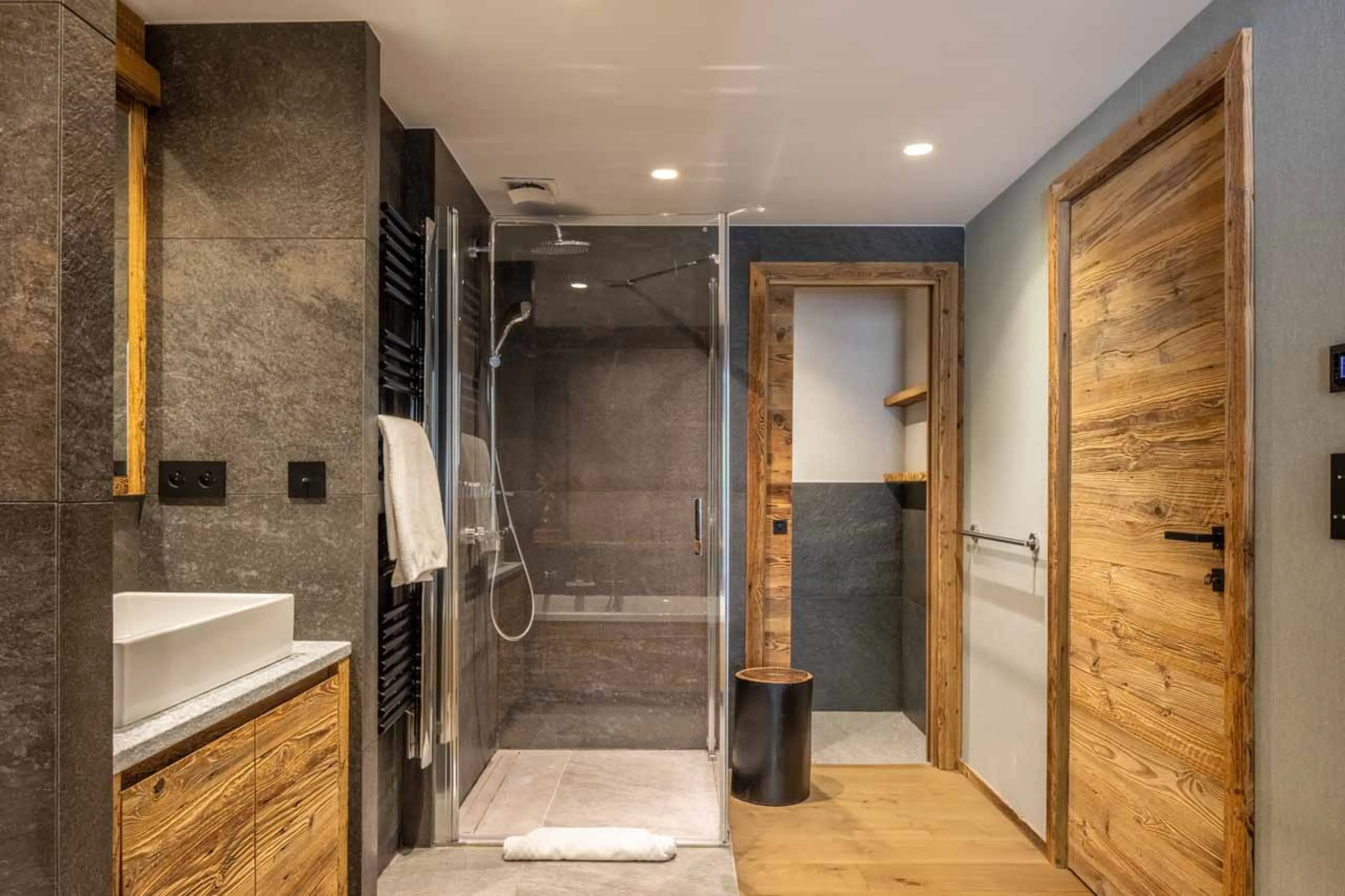 Bedroom 2 en-suite at Chalet Oly in Val d'Isere
