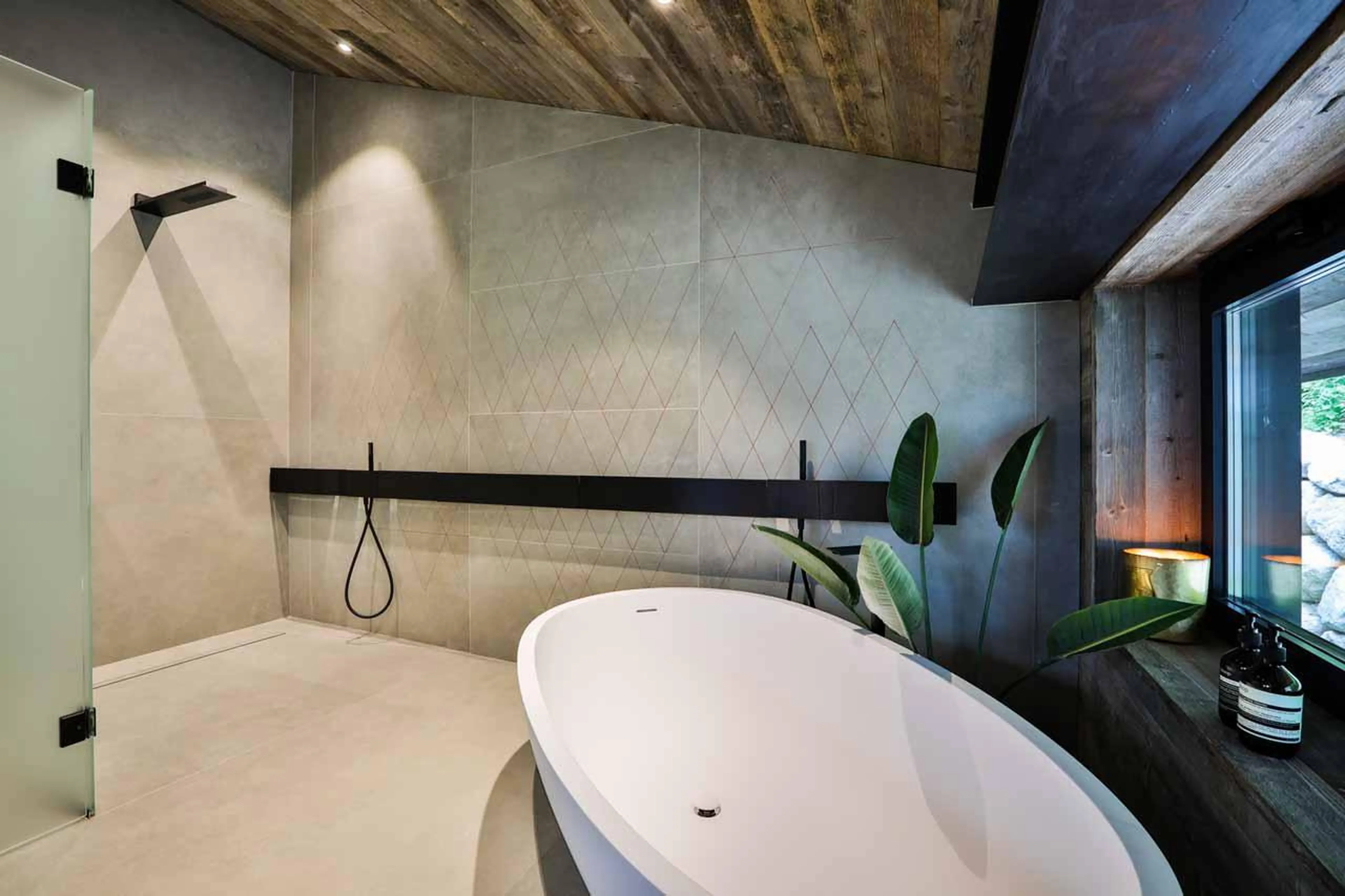 Bathtub and shower at Chalet On The Rocks in Chamonix