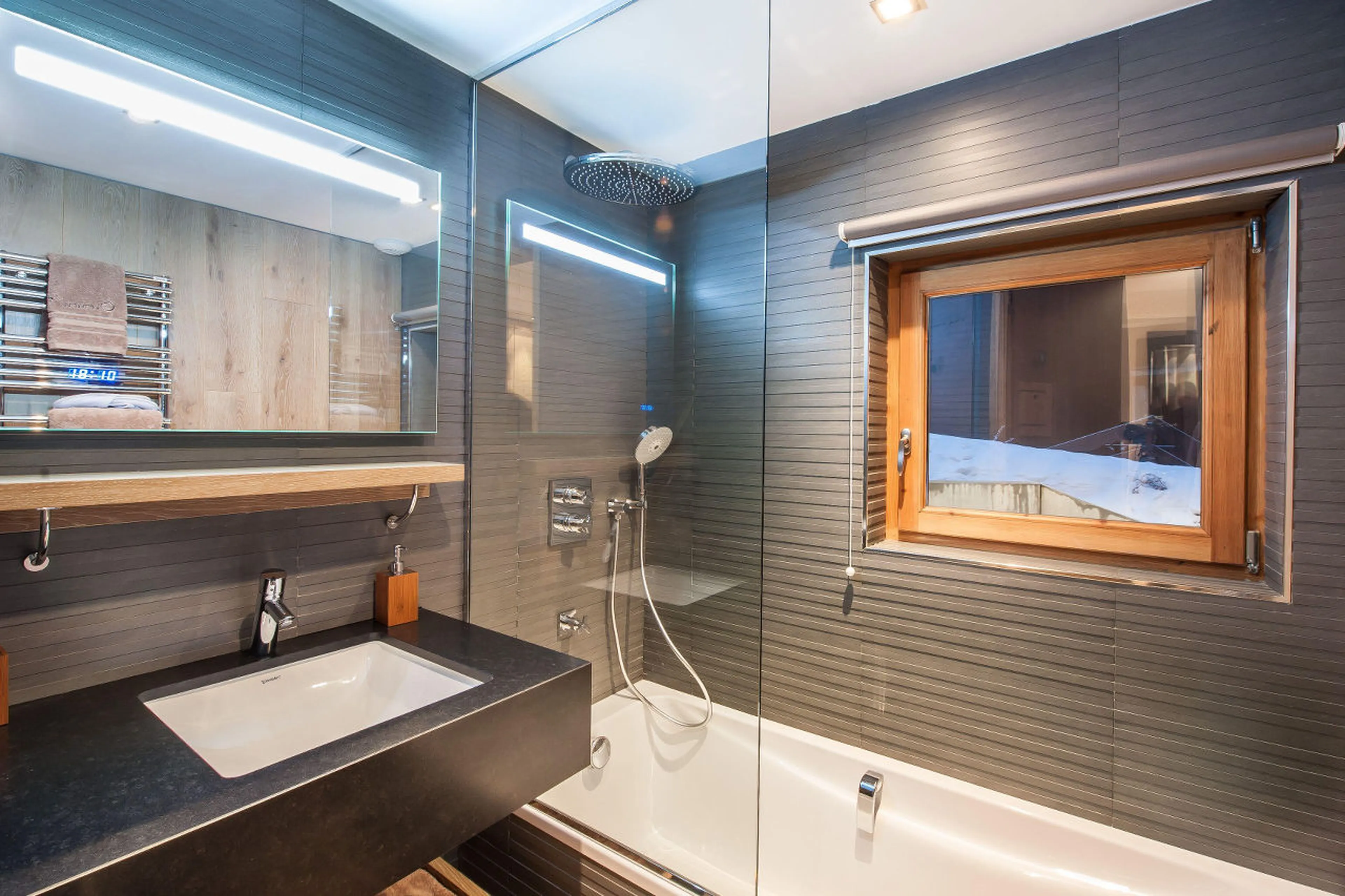 En-suite bathroom with separate WC in Chalet Overview in Courchevel 1650