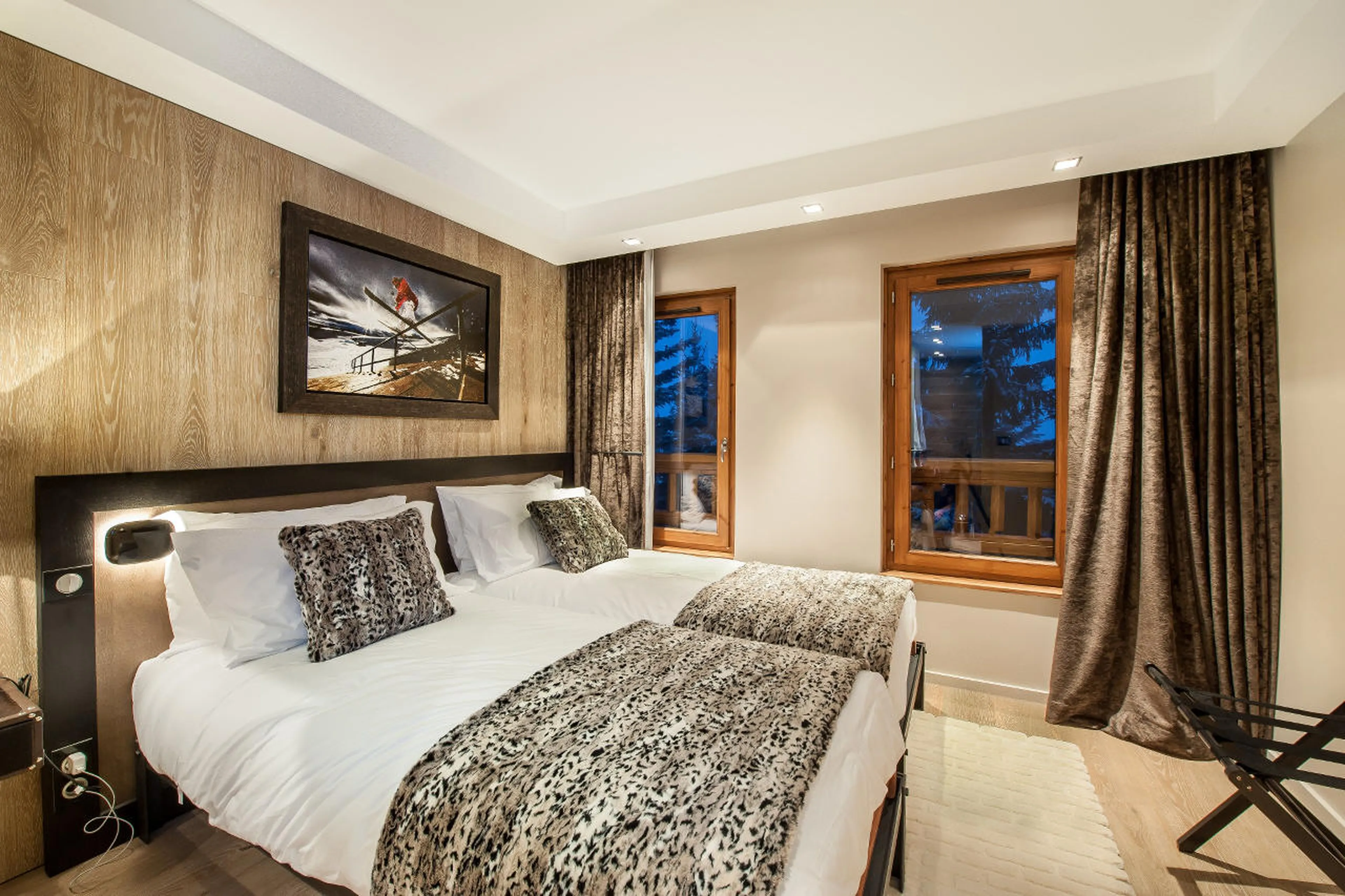 Twin bedroom with en-suite walk-in shower in Chalet Overview in Courchevel 1650