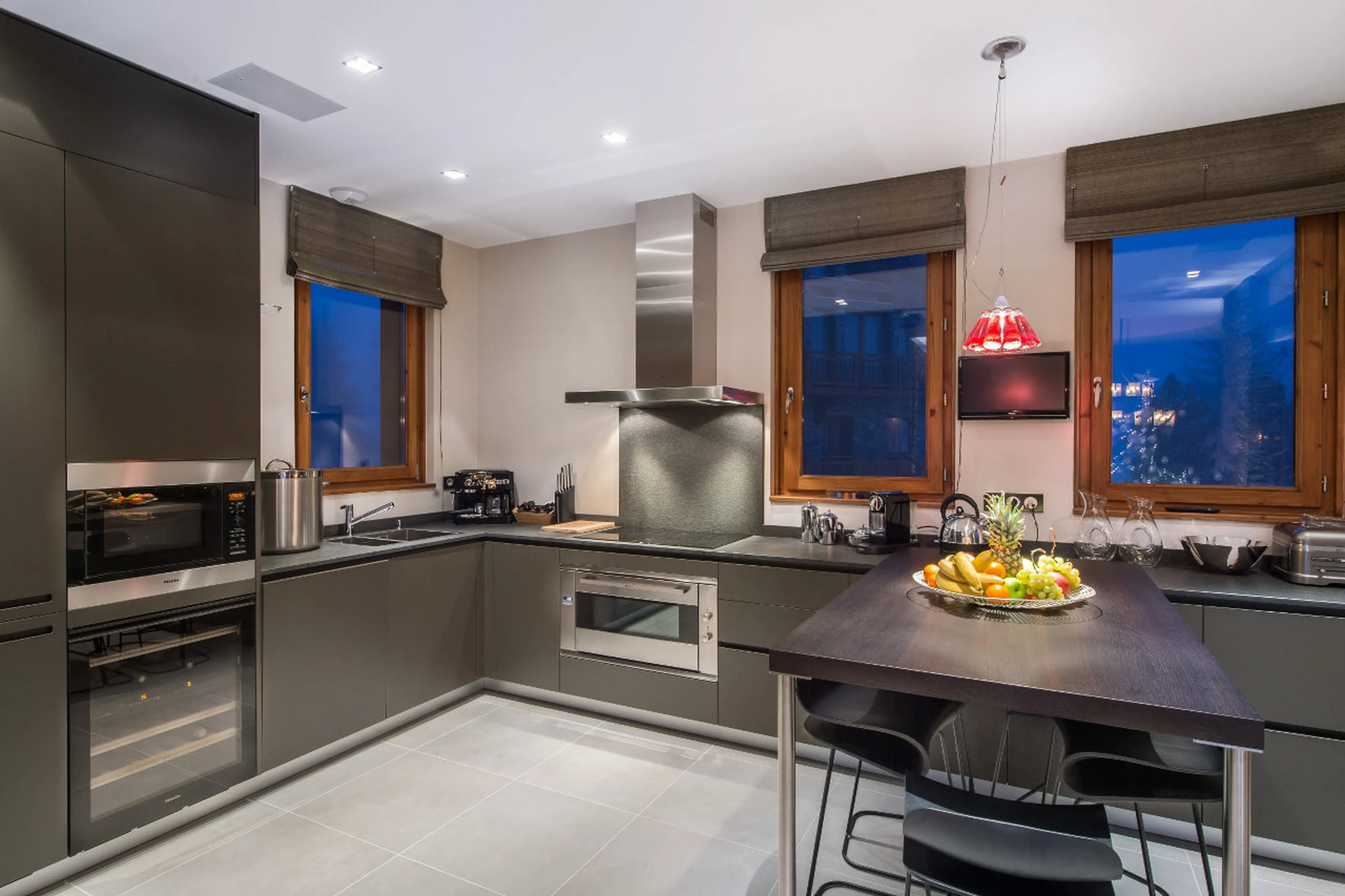 Open plan kitchen with breakfast bar in Chalet Overview in Courchevel 1650