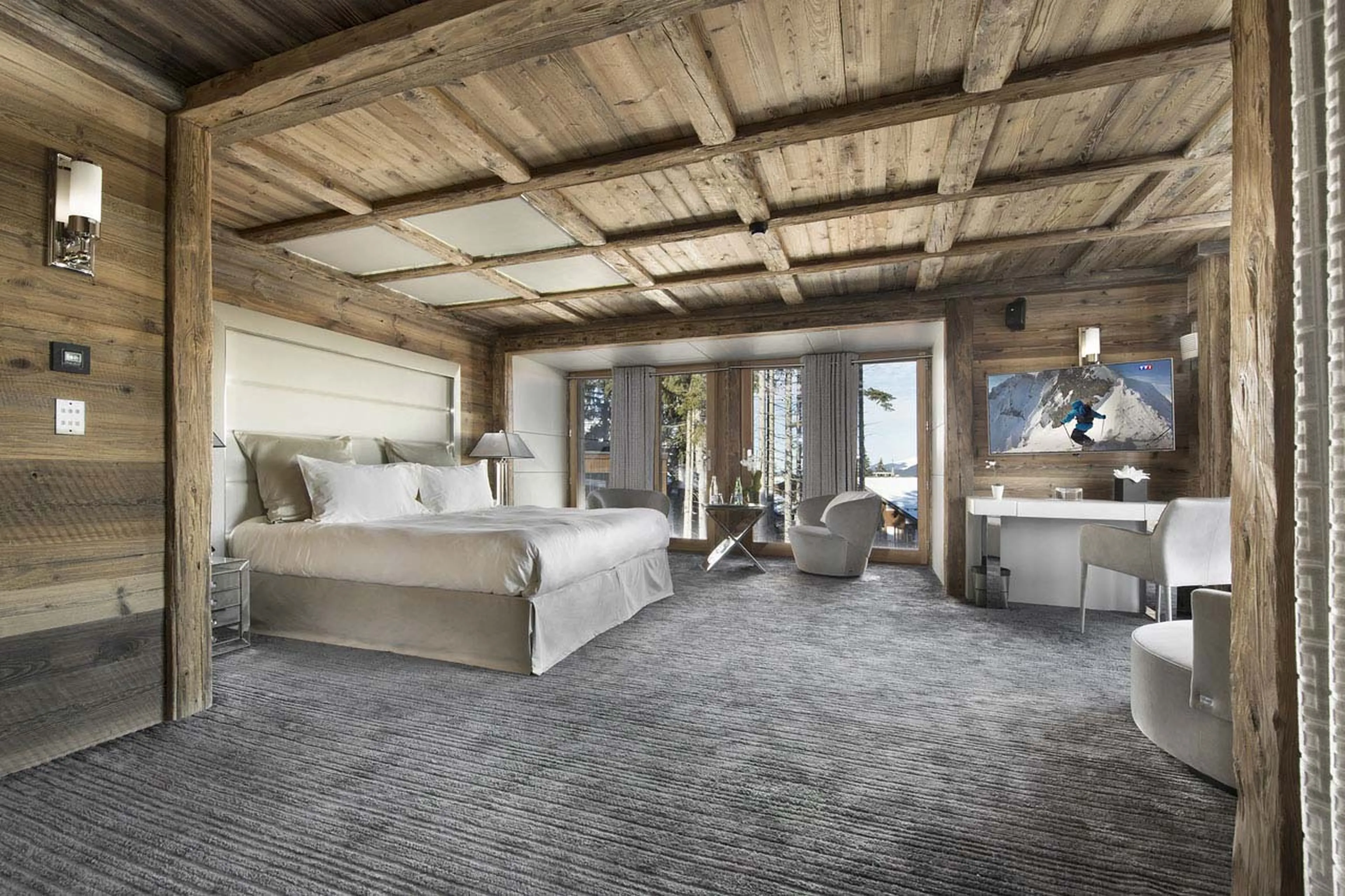 En suite king-size bedroom with sitting area in Chalet Owens in Courchevel 1850