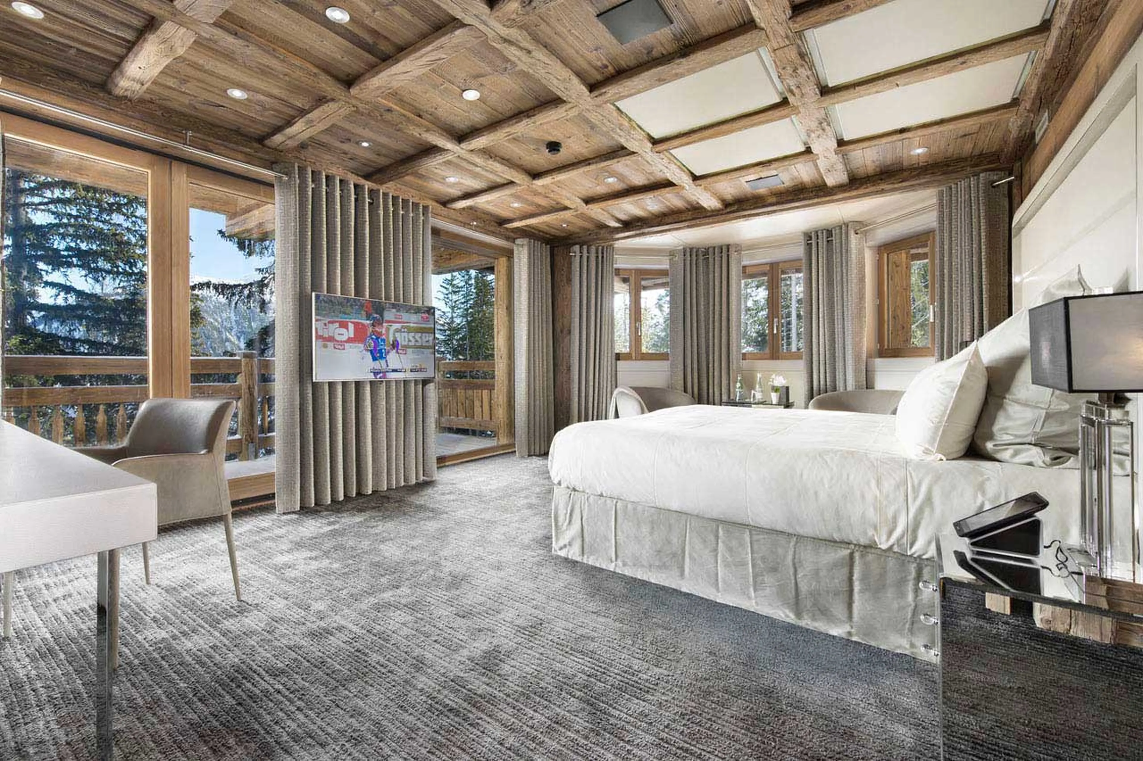 King-size bedroom with en-suite bathroom and lovely views, in Chalet Owens in Courchevel 1850
